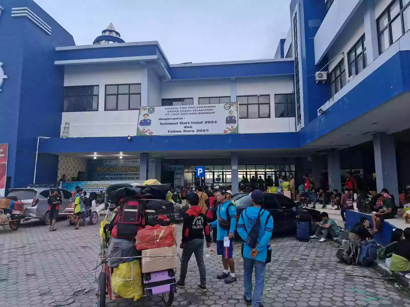 Pelabuhan Loktuan Mulai Disesaki Penumpang Jelang Keberangkatan KM Binaiya ke Pare-Pare