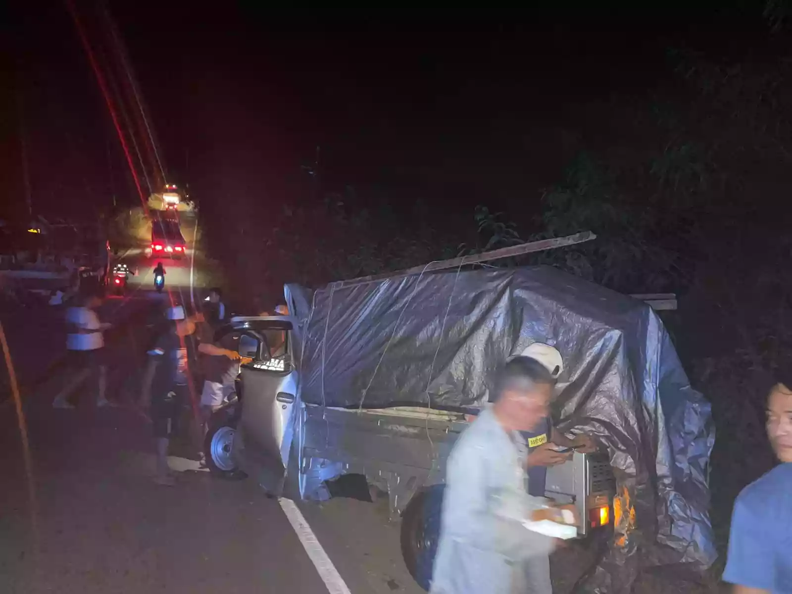 Kurang Penerangan, Mobil Pikap Hantam Truk Macet di Marangkayu