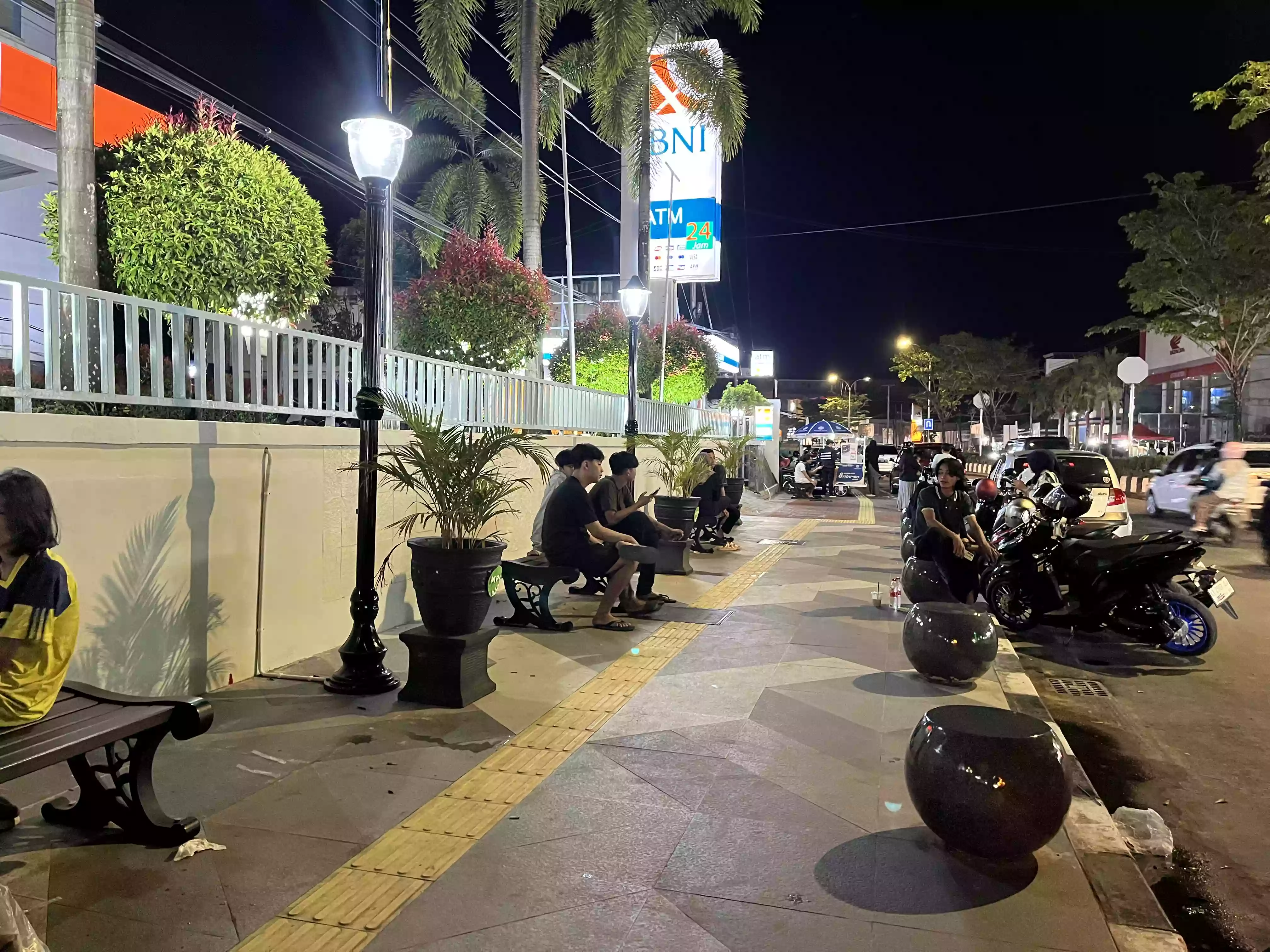 Lampu Menyala, Trotoar Ahmad Yani Disulap bak Malioboro Bontang, Makin Cantik & Instagramable