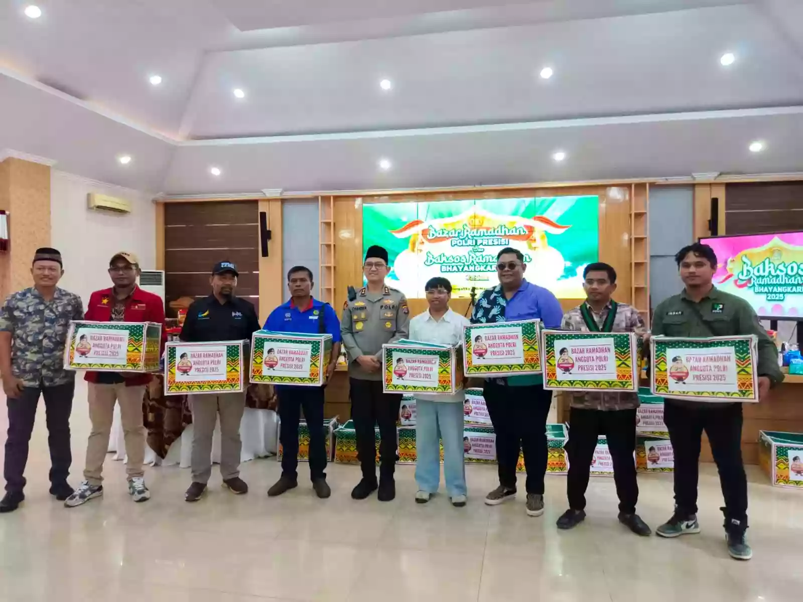 Polres Kutim Bagikan Ribuan Paket Bantuan Sosial