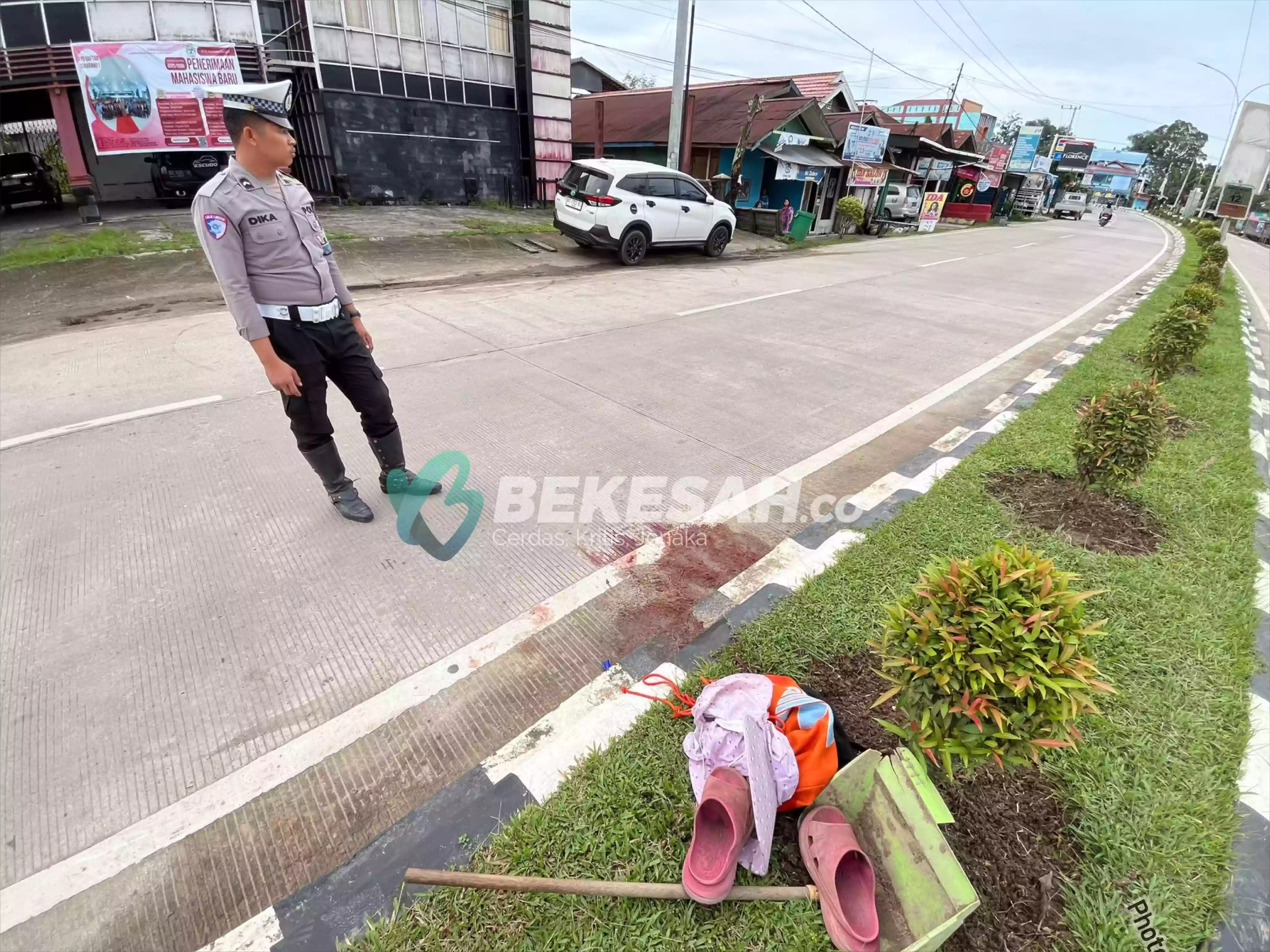 Satlantas Polres Kutim Olah TKP Kecelakaan yang Tewaskan Anak Petugas Kebersihan