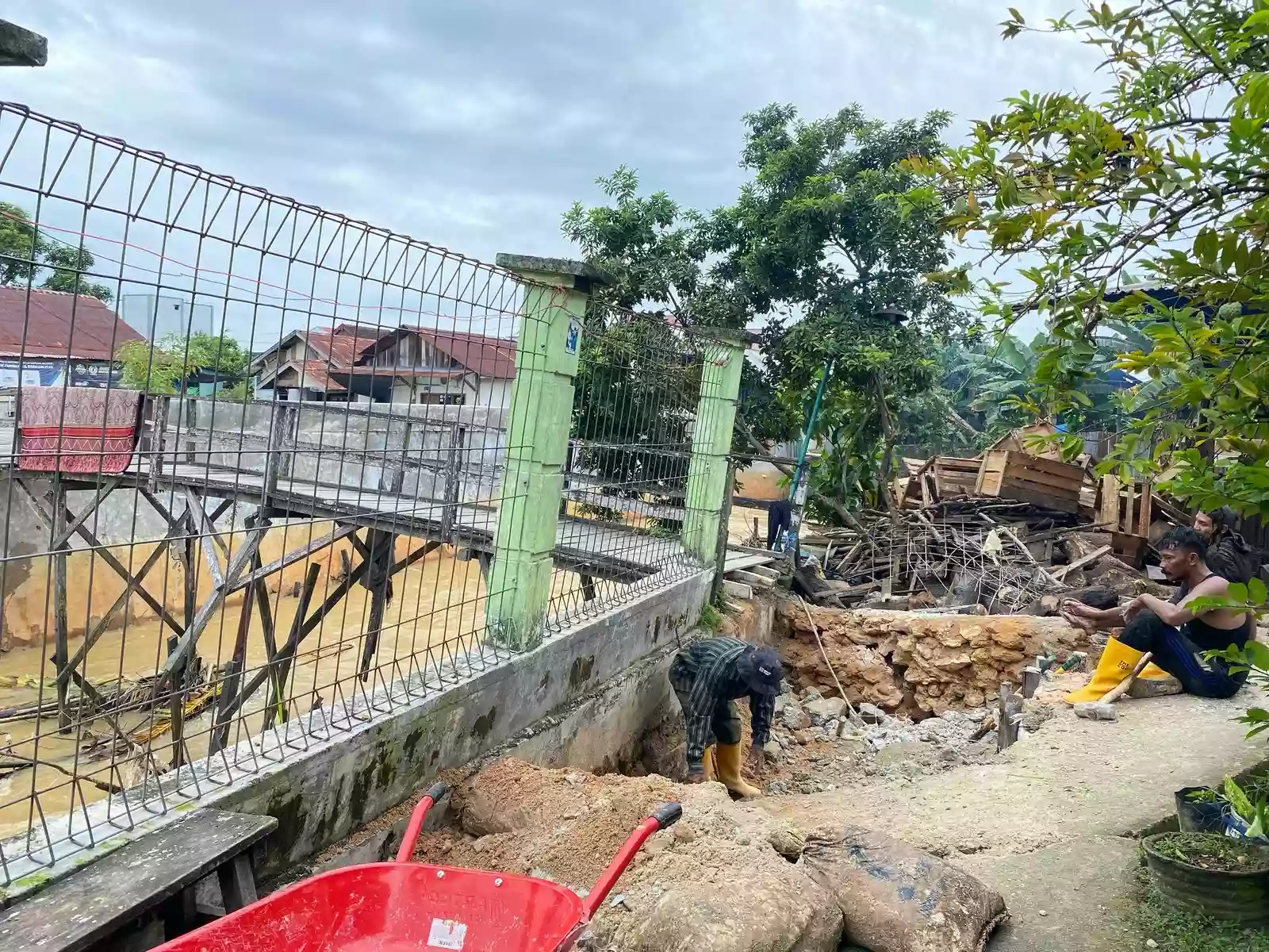 Jalan Amblas di Imam Bonjol RT 12, Akses Warga Terhambat