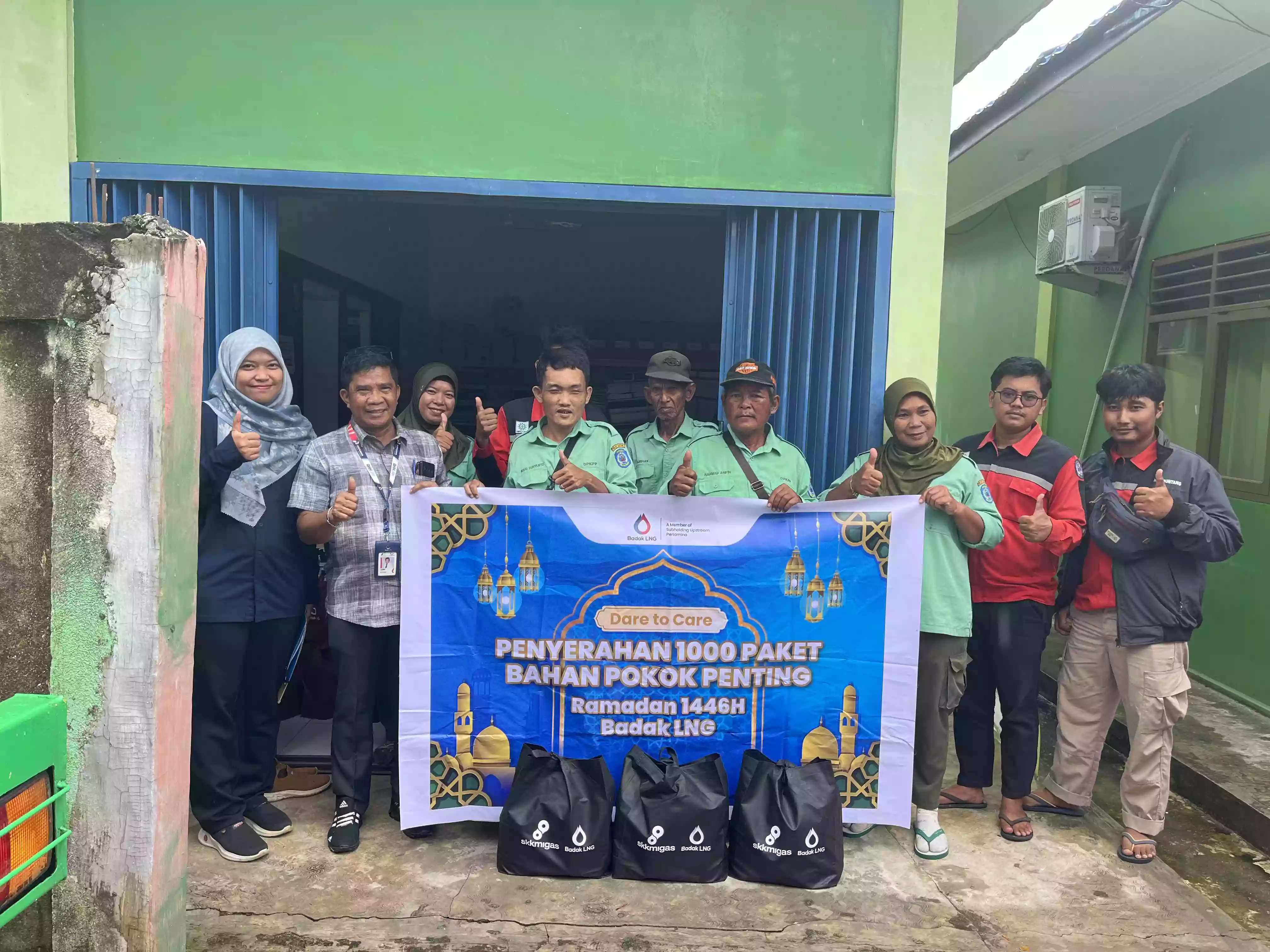 Badak LNG Salurkan Lebih dari 1200 Paket Bapokting ke Petugas Pemakaman dan Penyapu Jalan Bontang