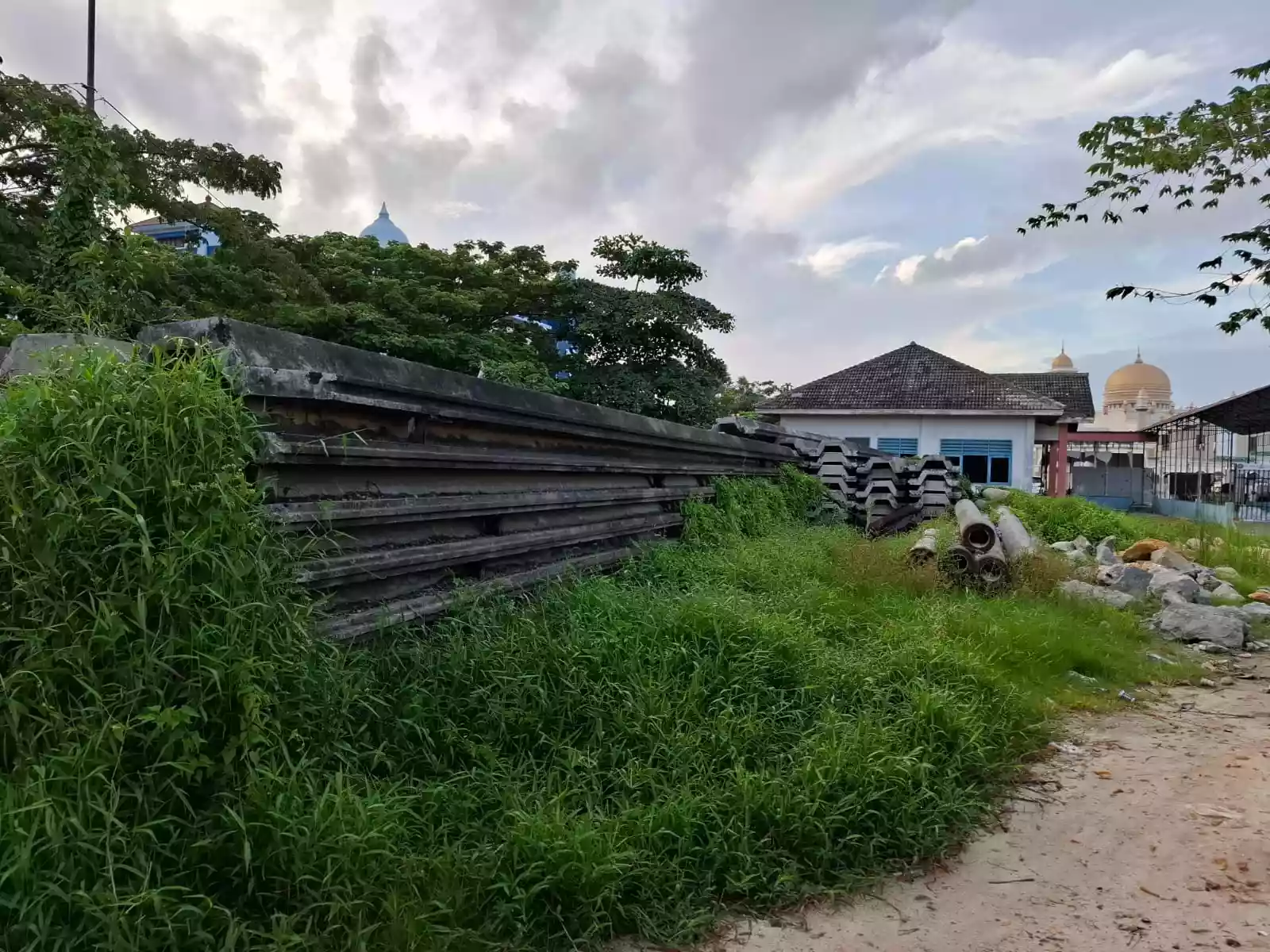 Ada Tumpukan Besi di Pelabuhan Loktuan, Anggota DPRD Minta Dipindah Jadi Lahan  Parkir