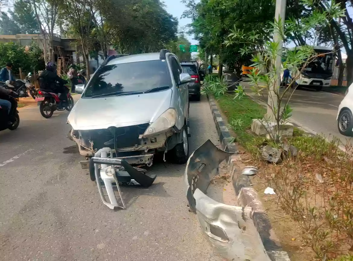 Breaking News: Innova Tabrak Pohon di Bontang, Diduga Sopir Ngantuk dan Hilang Kendali!