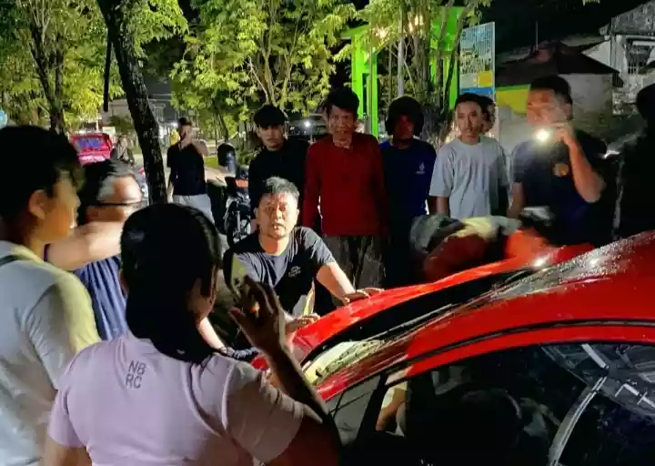 Mengantuk, Mobil Brio Tabrak Pohon di Jalan Awang Long