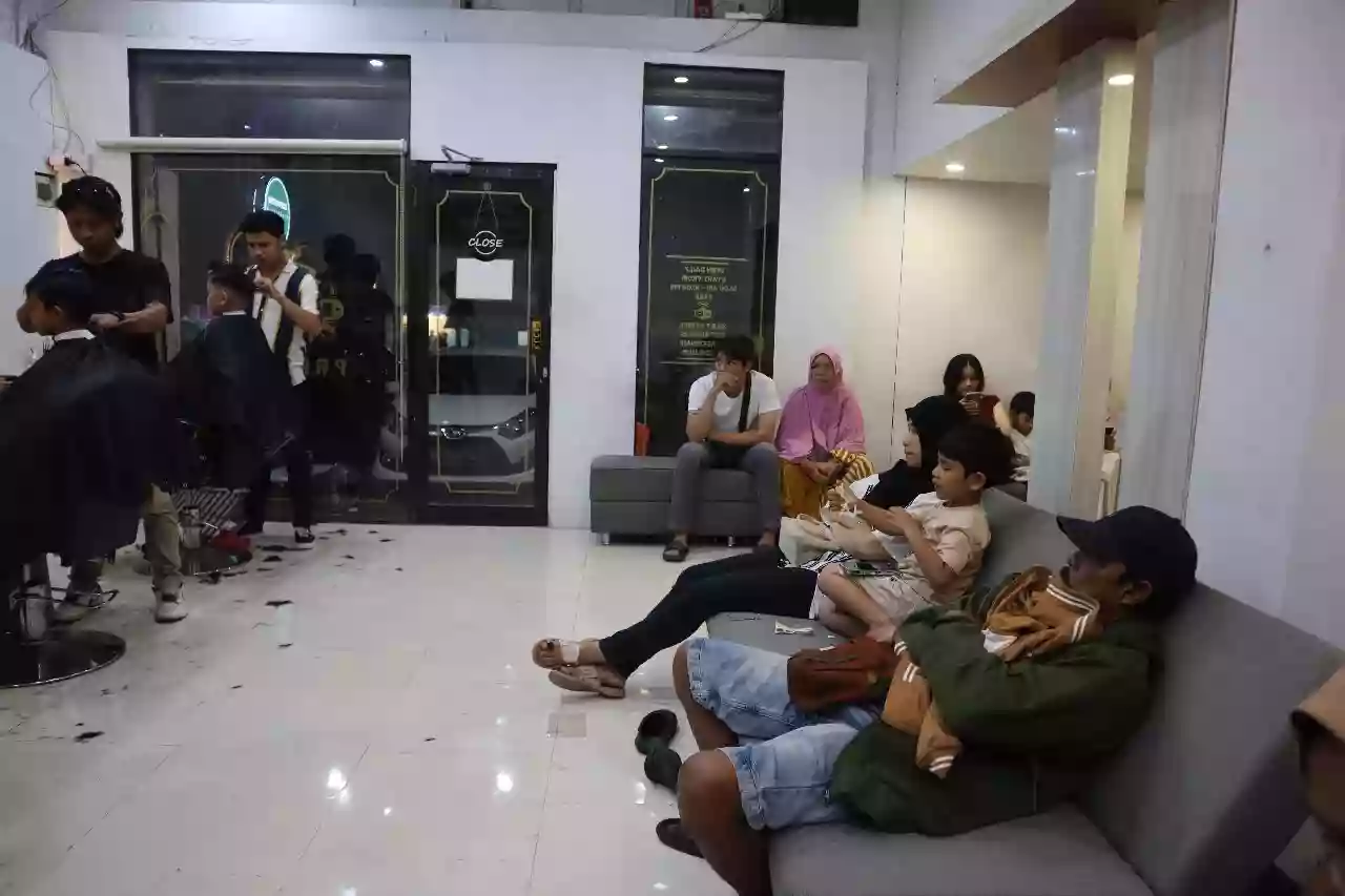 Barbershop di Bontang Kebanjiran Pelanggan, Ramai hingga Dini Hari Jelang Lebaran