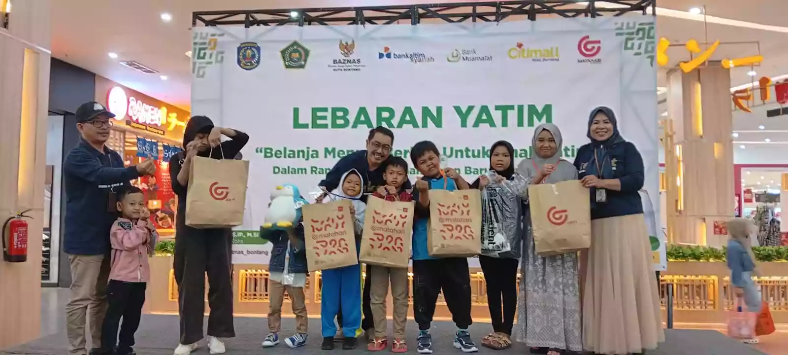 Baznas Bagikan Bantuan untuk Anak Yatim dan Pedagang di Bontang