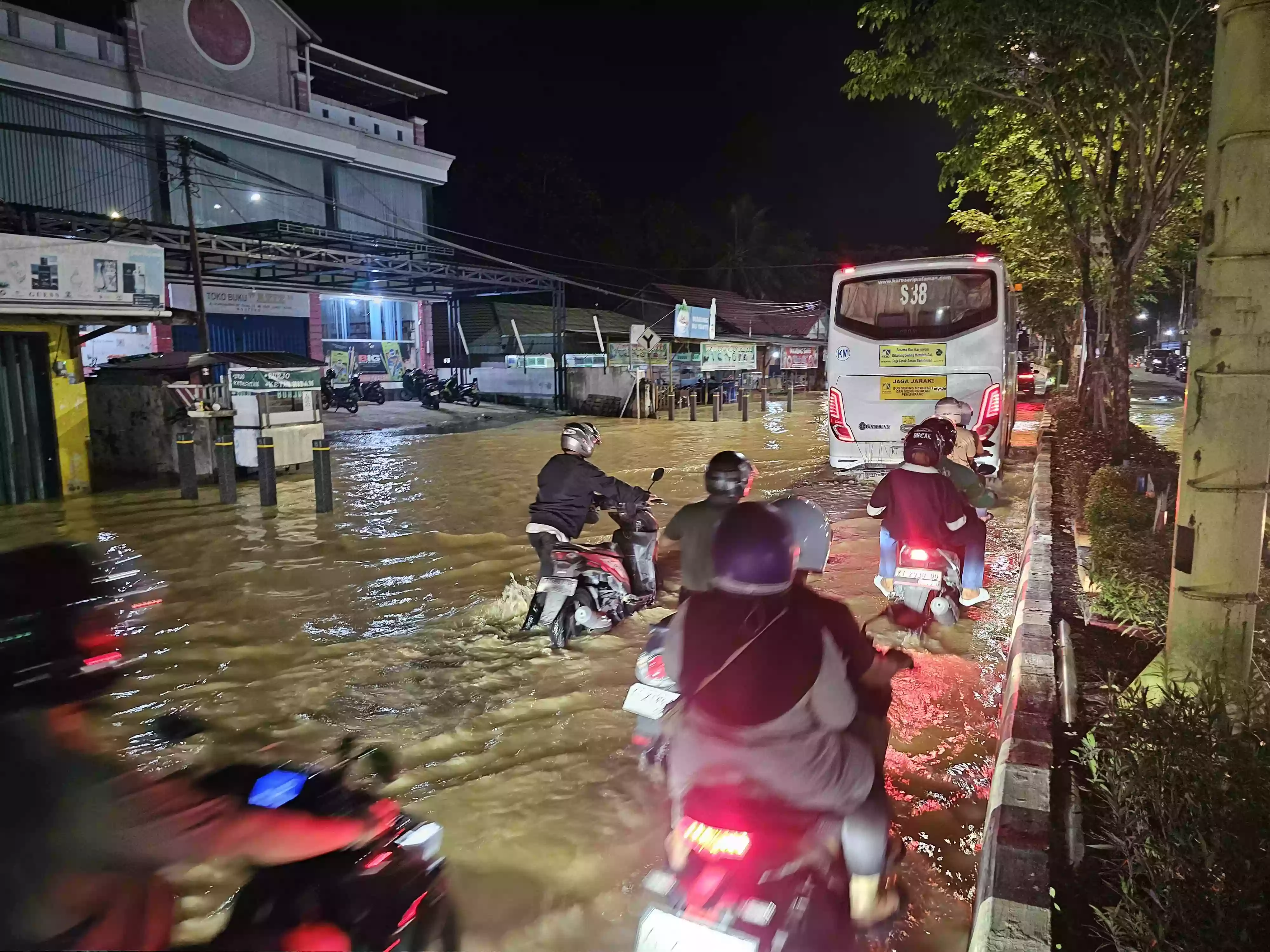 Lalu Lintas di Bontang Macet Akibat Banjir, Beberapa Sepeda Motor Mogok