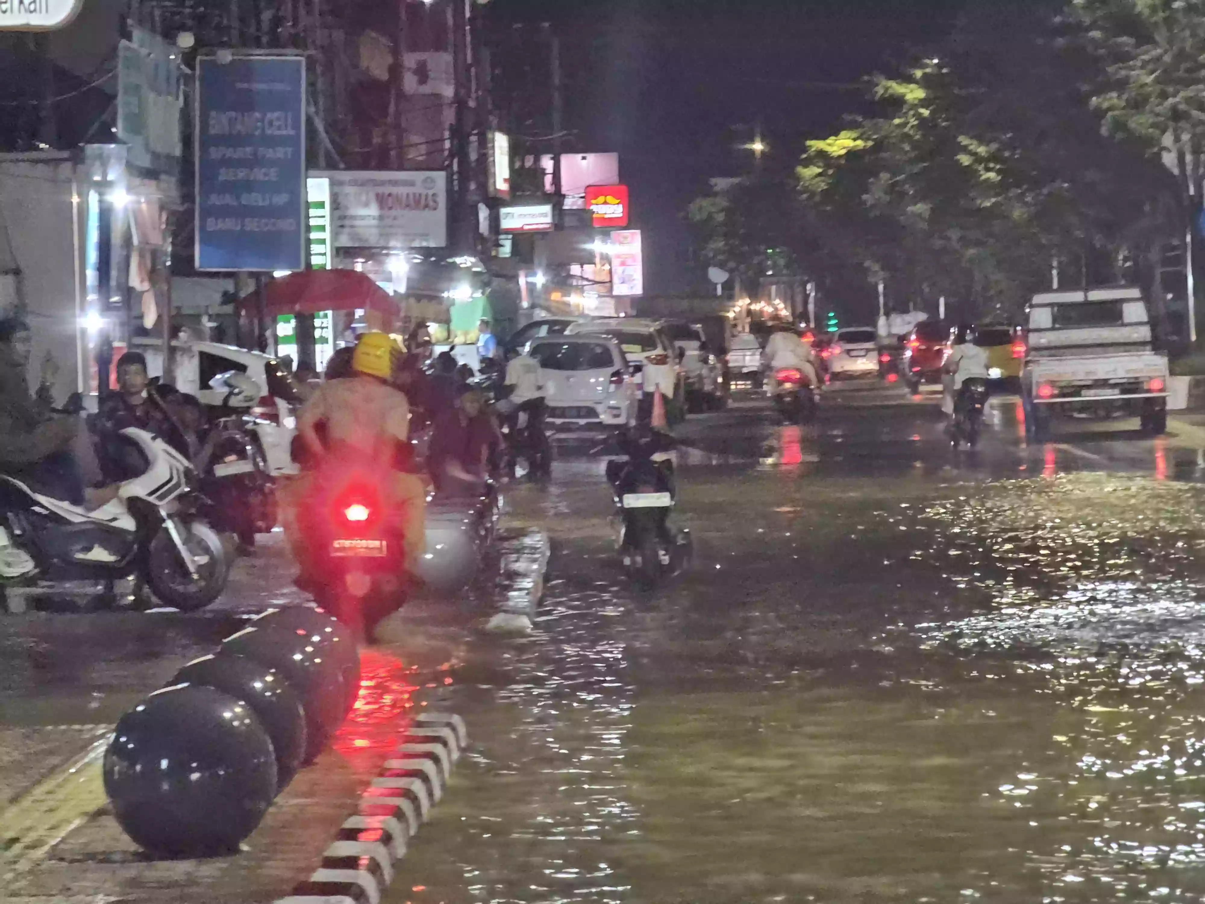 Trotoar Jadi Jalur Alternatif Kendaraan, Banjir Lumpuhkan Akses Utama di Bontang