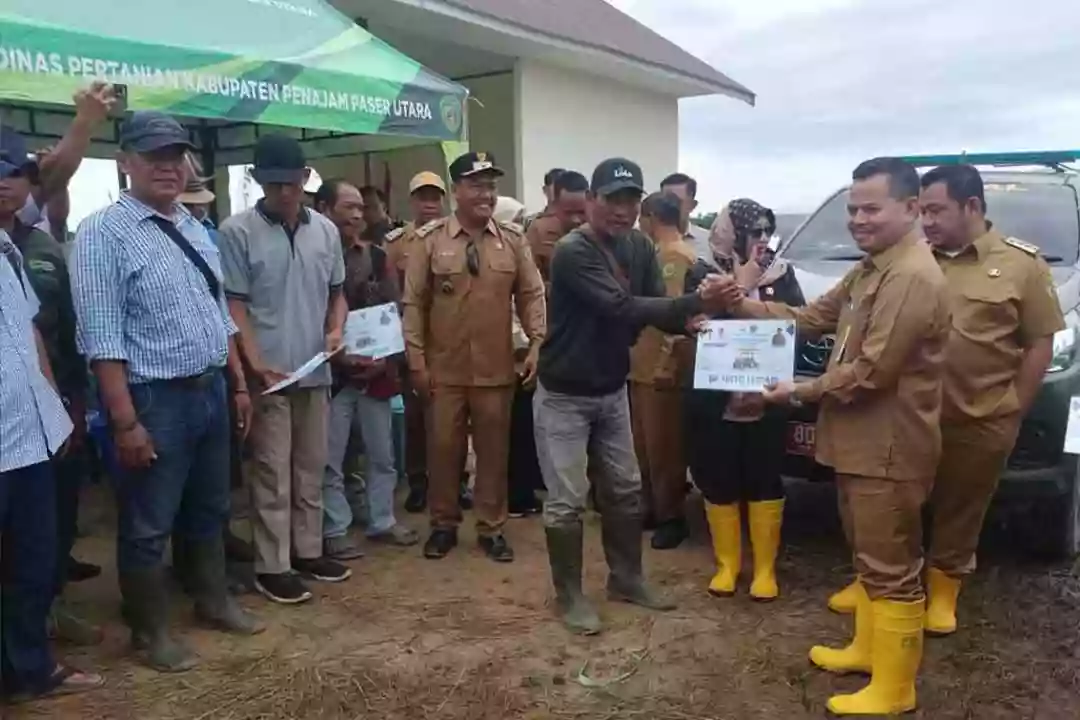 Pemkab PPU Perkuat Ketahanan Pangan, Petani Dapat Bantuan 22 Traktor