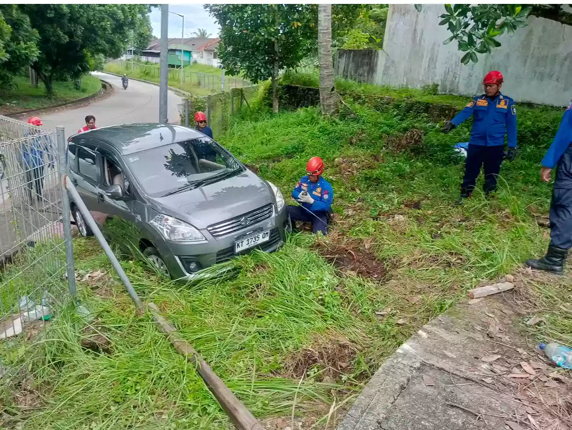 Lupa Gunakan Rem Tangan, Mobil Terjungkal Nabrak Pagar Rumah di PC VI Bontang Selatan