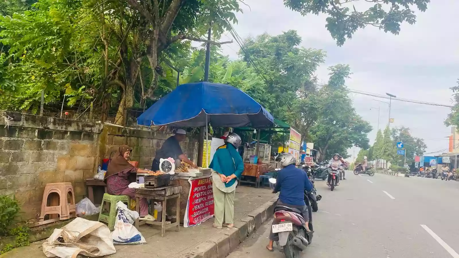 15 PKL di Jalan Slamet Riyadi Loktuan Masih Ngotot Jualan di Trotoar, Kena SP2 dari Lurah
