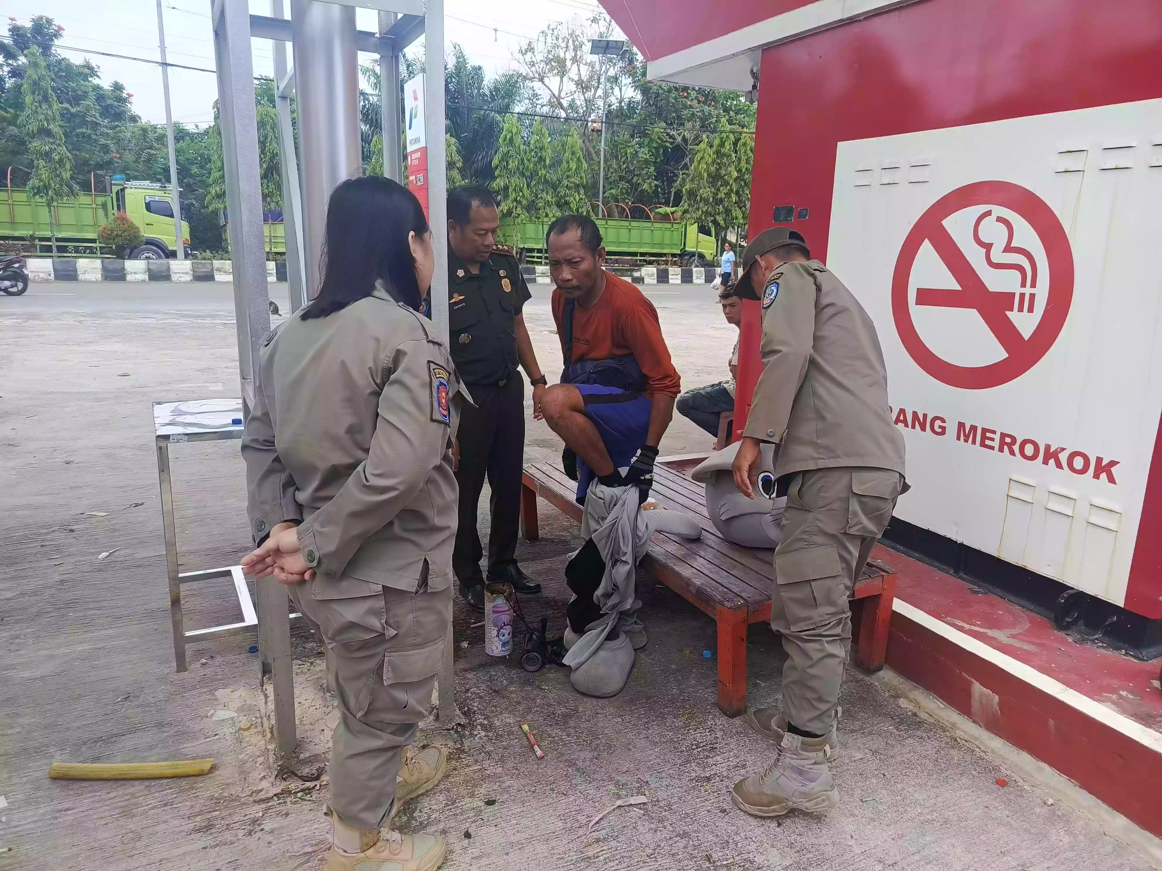 Pengamen Berkostum Badut Asal Samarinda Terjaring di Loktuan Bontang, Langgar Perda Trantibum