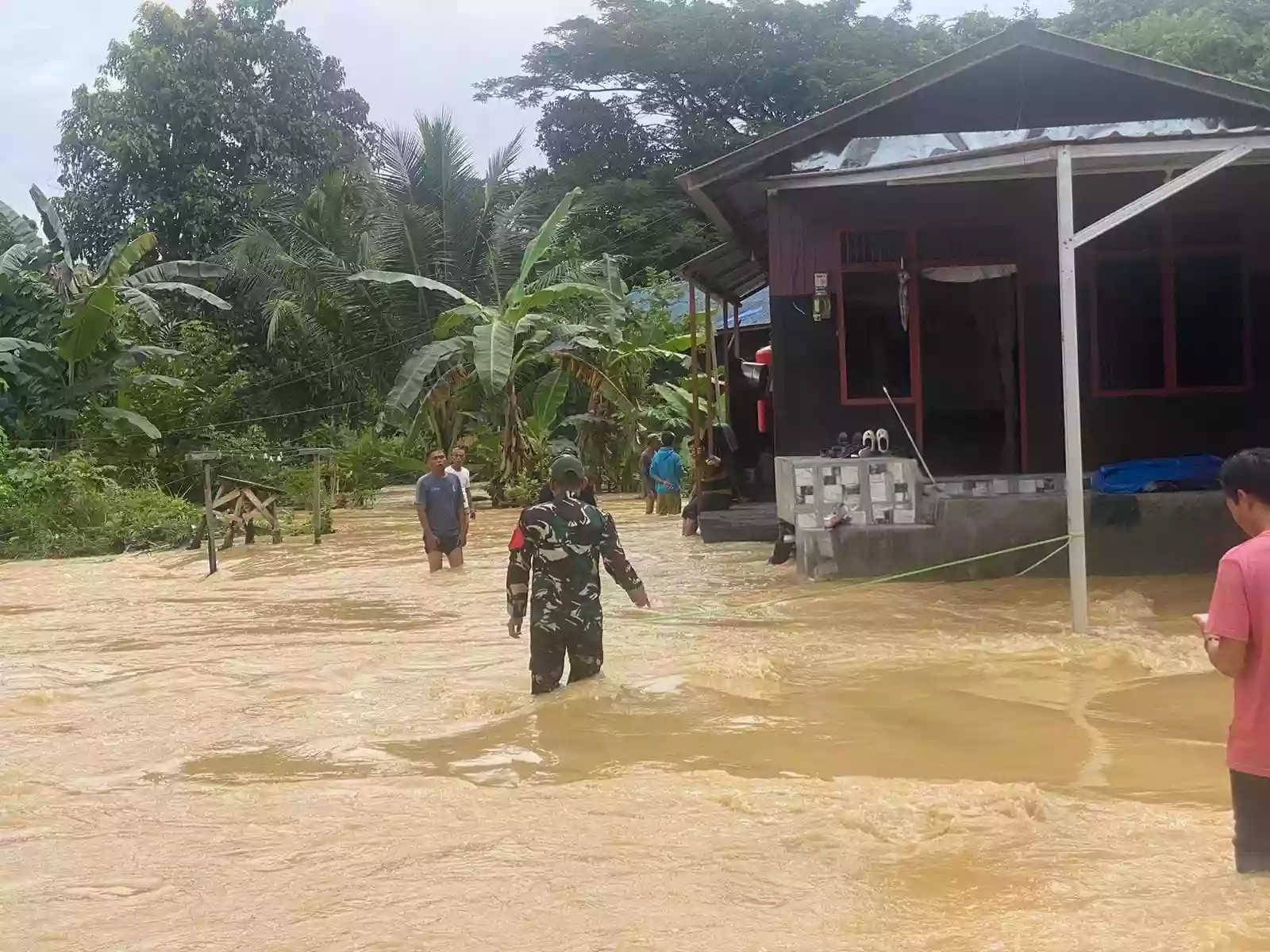 Balita Hilang Terseret Banjir di Samarinda, Tim Gabungan Masih Lakukan Pencarian