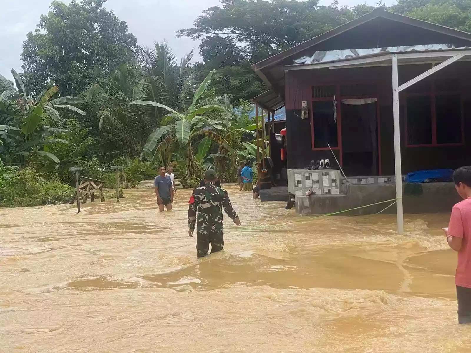 Balita Hilang Terseret Banjir di Samarinda, Tim Gabungan Masih Lakukan Pencarian