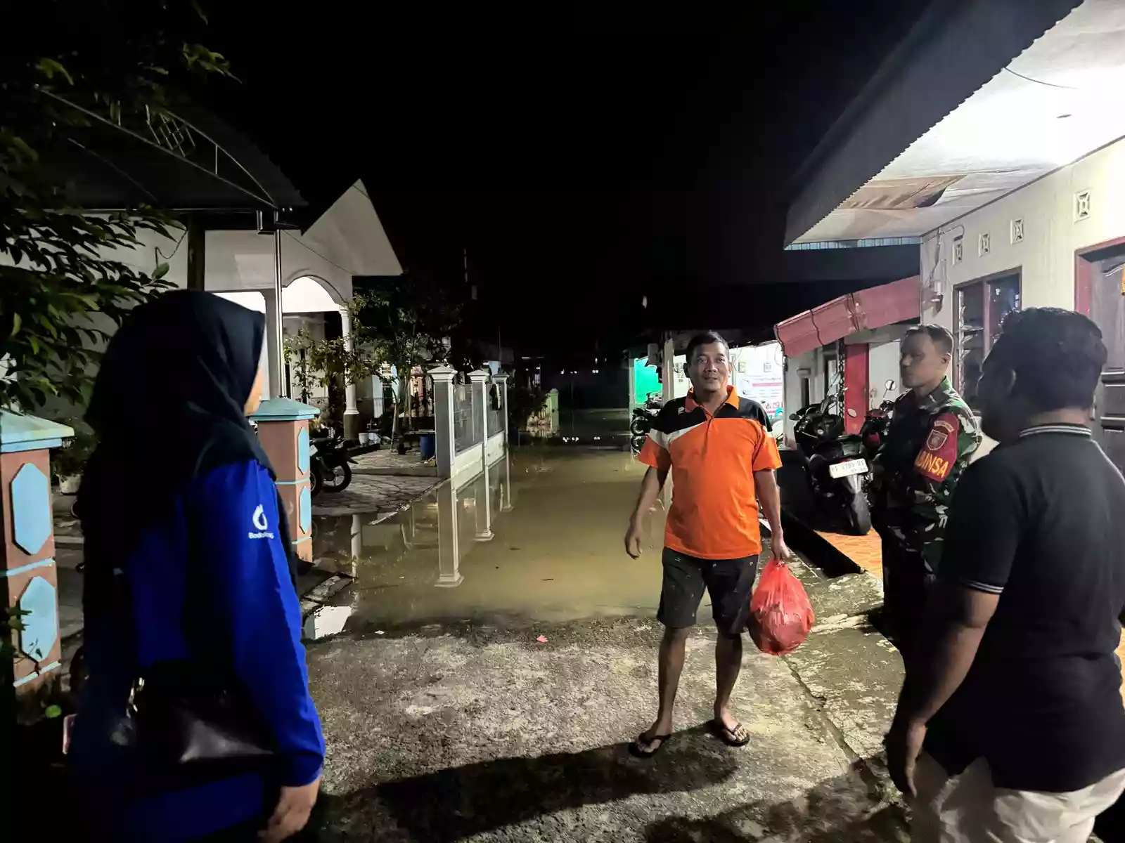 Badak LNG Salurkan 900 Nasi Bungkus untuk Korban Banjir di Bontang