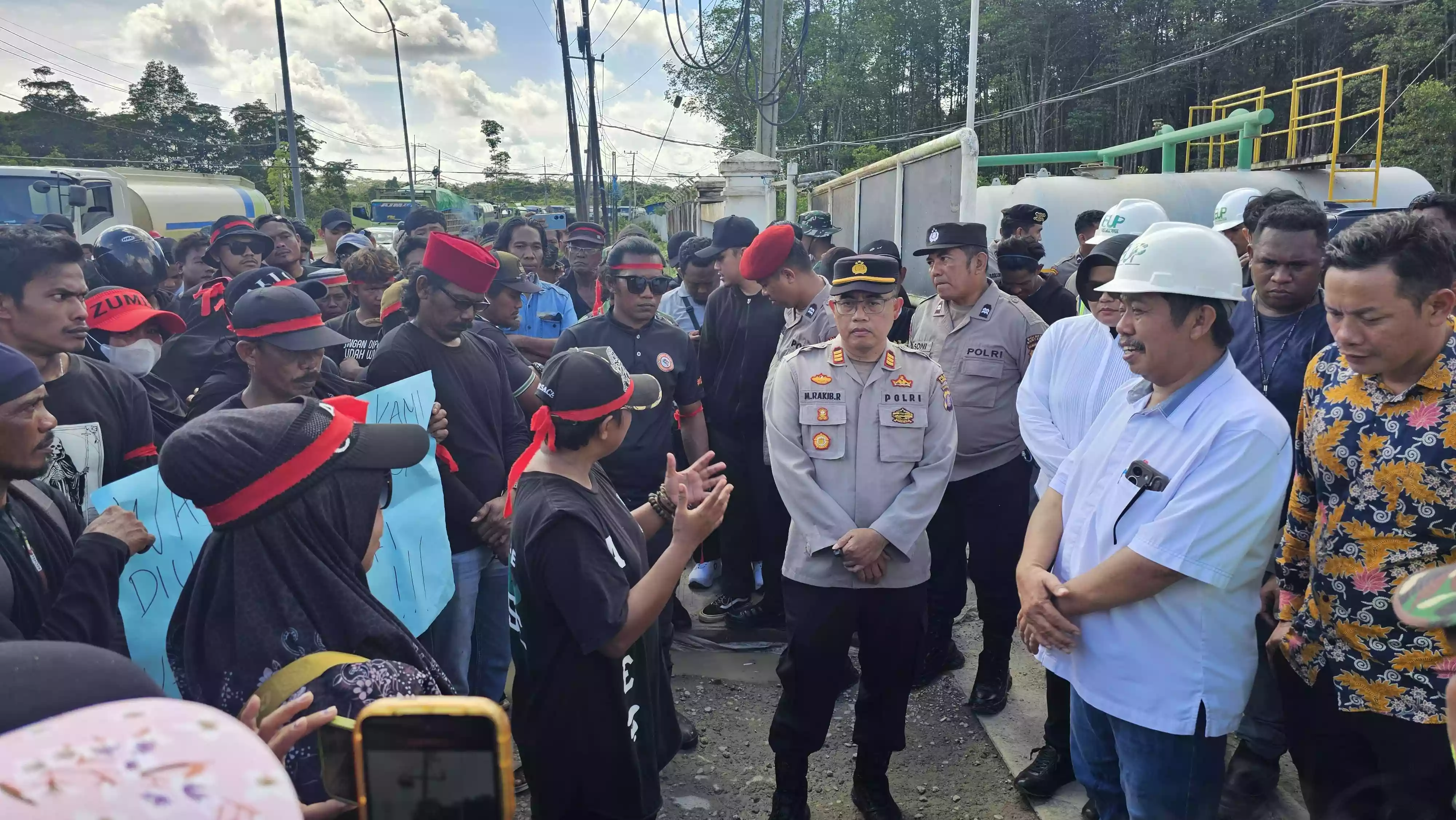 Tuntut Ganti Rugi, Aliansi Gabungan Nelayan Marangkayu Blokade Gerbang PT EUP Selama Sepekan