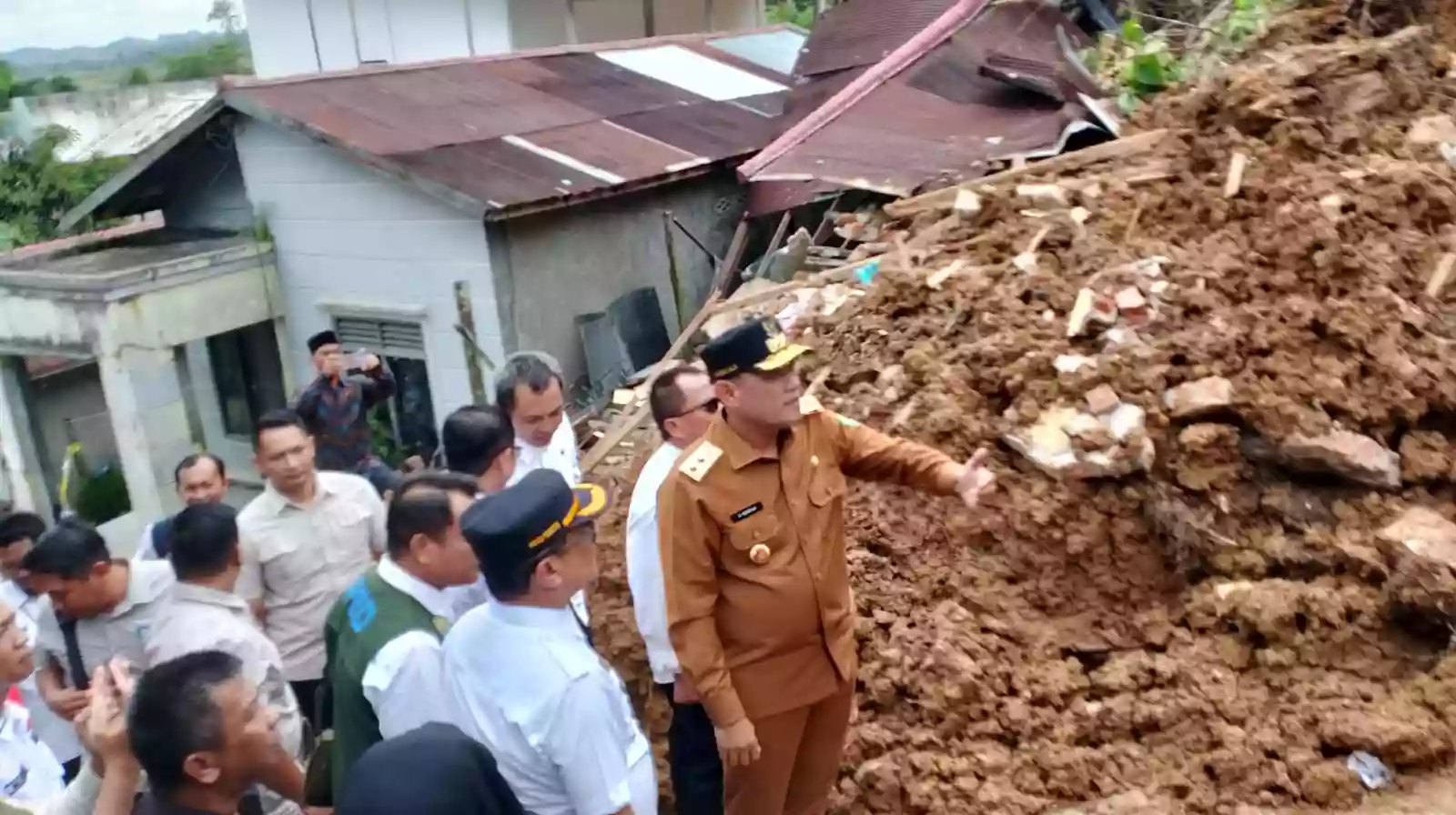 Pemprov Siap Bangunkan Rumah Warga Lempake Usai Diterjang Longsor