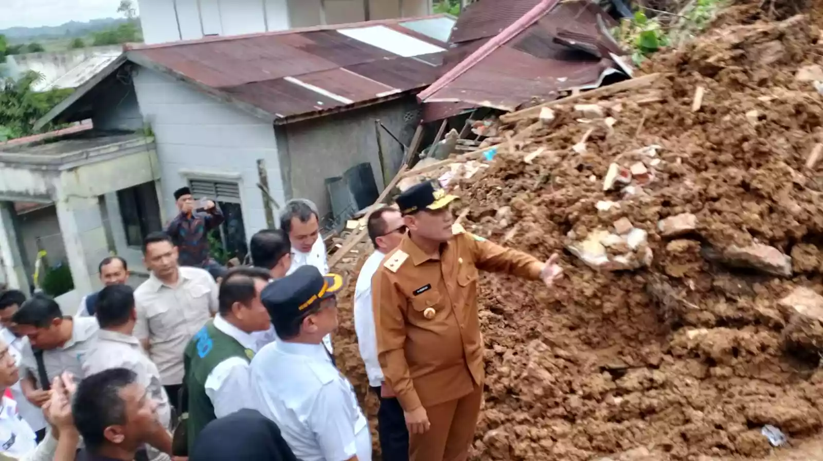 Pemprov Siap Bangunkan Rumah Warga Lempake Usai Diterjang Longsor