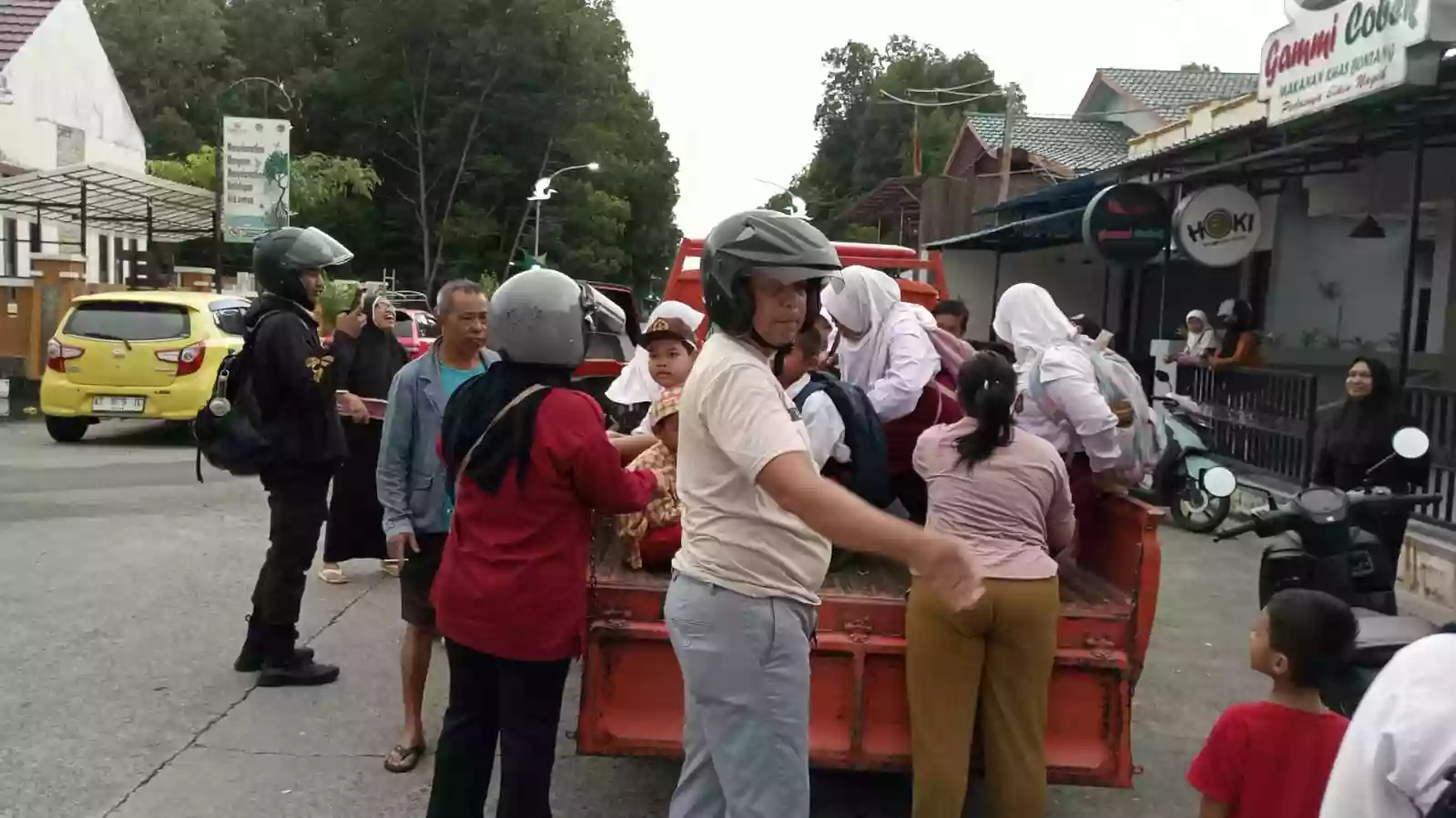 Dikepung Banjir Rob, Pelajar di Bontang Gunakan Mobil BPBD ke Sekolah