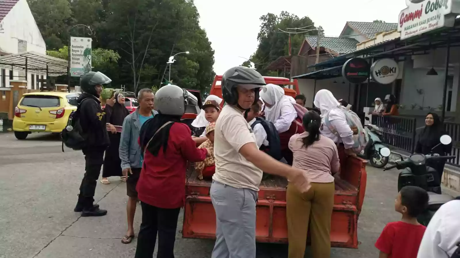 Dikepung Banjir Rob, Pelajar di Bontang Gunakan Mobil BPBD ke Sekolah