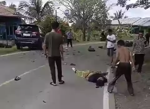 Hilang Kendali, Pemotor Tabrak Mobil di Jalan Poros Bontang-Sangatta