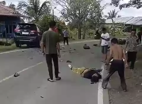 Hilang Kendali, Pemotor Tabrak Mobil di Jalan Poros Bontang-Sangatta