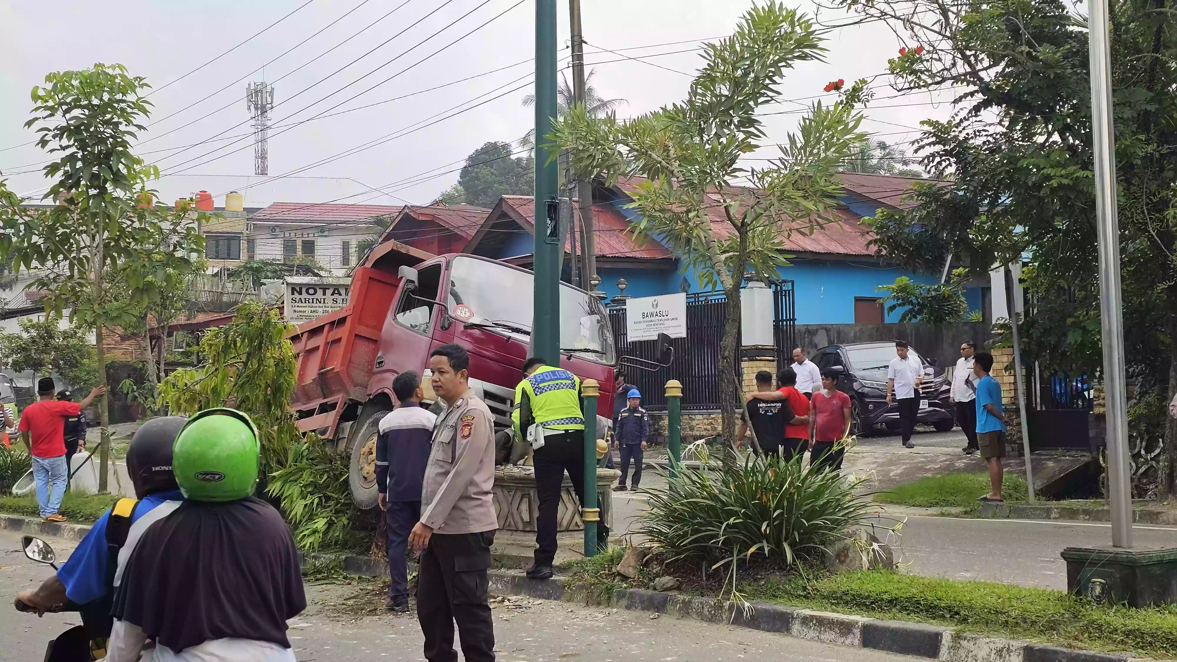 BREAKING NEWS: Hindari Bus Mundur, Truk Tabrak Pembatas Jalan di Bontang