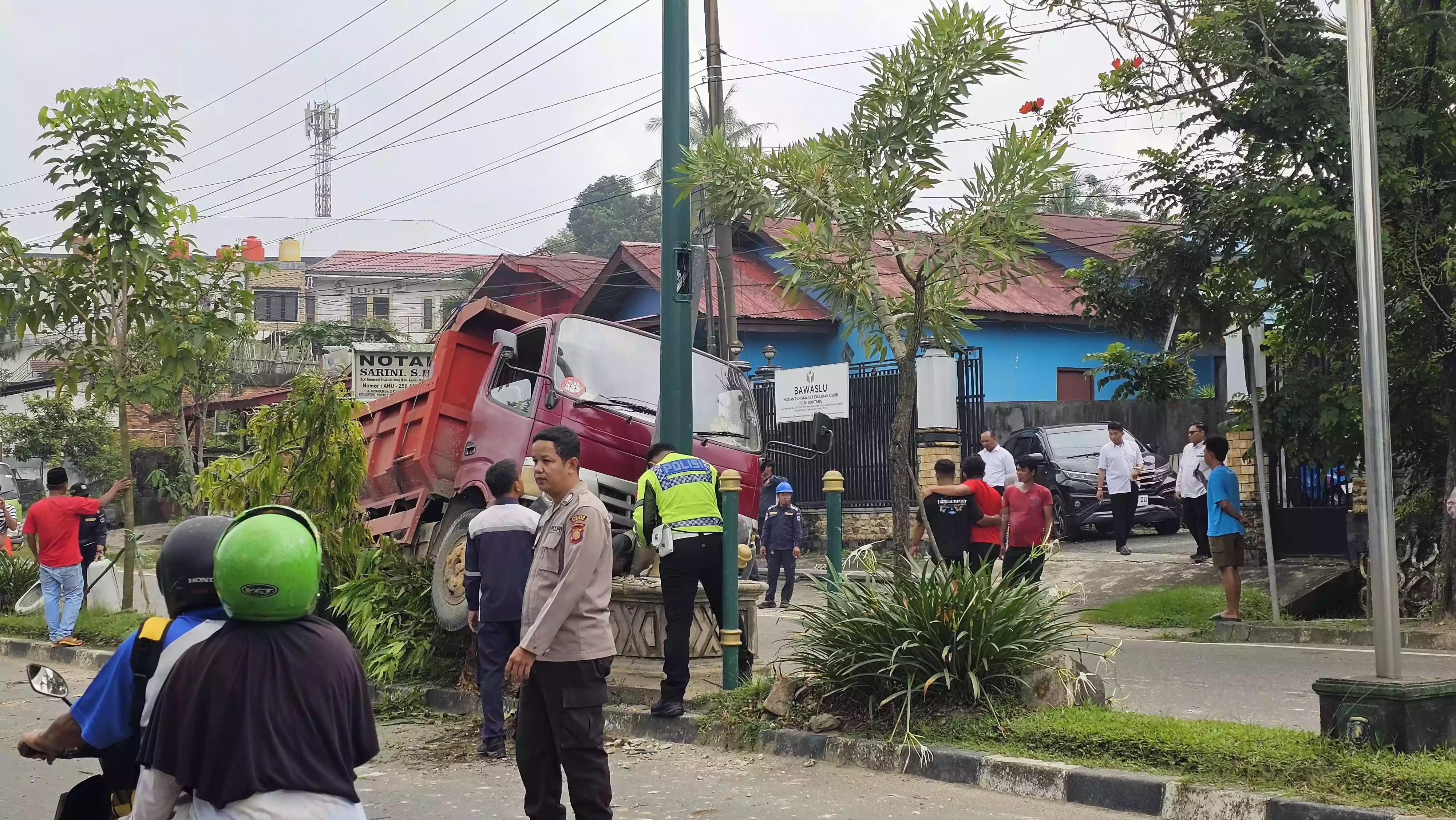 BREAKING NEWS: Hindari Bus Mundur, Truk Tabrak Pembatas Jalan di Bontang