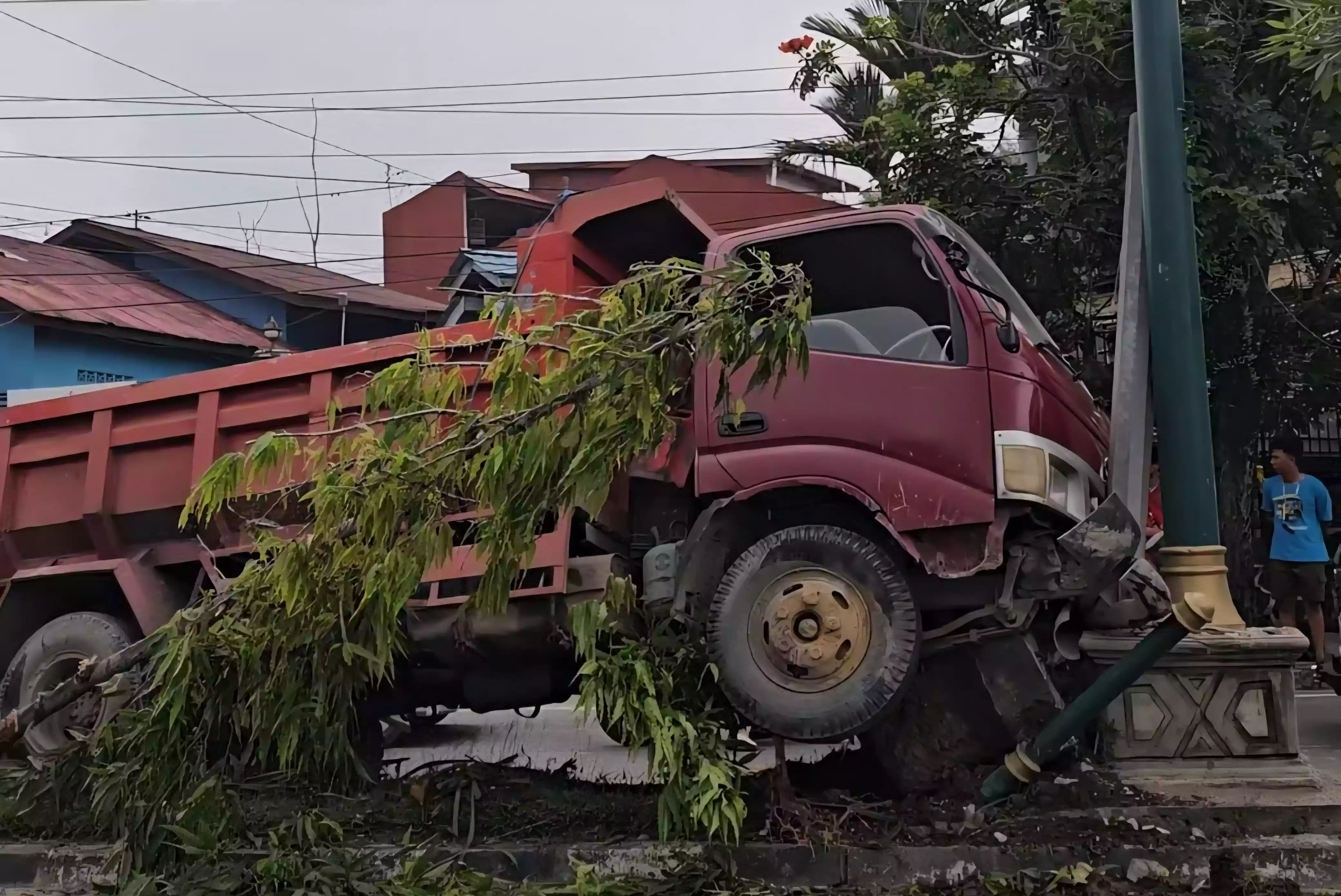 Nyaris Tabrak Dua Pengendara Motor, Ini Detik-Detik Menegangkan Kecelakaan Tunggal Truk di Bontang