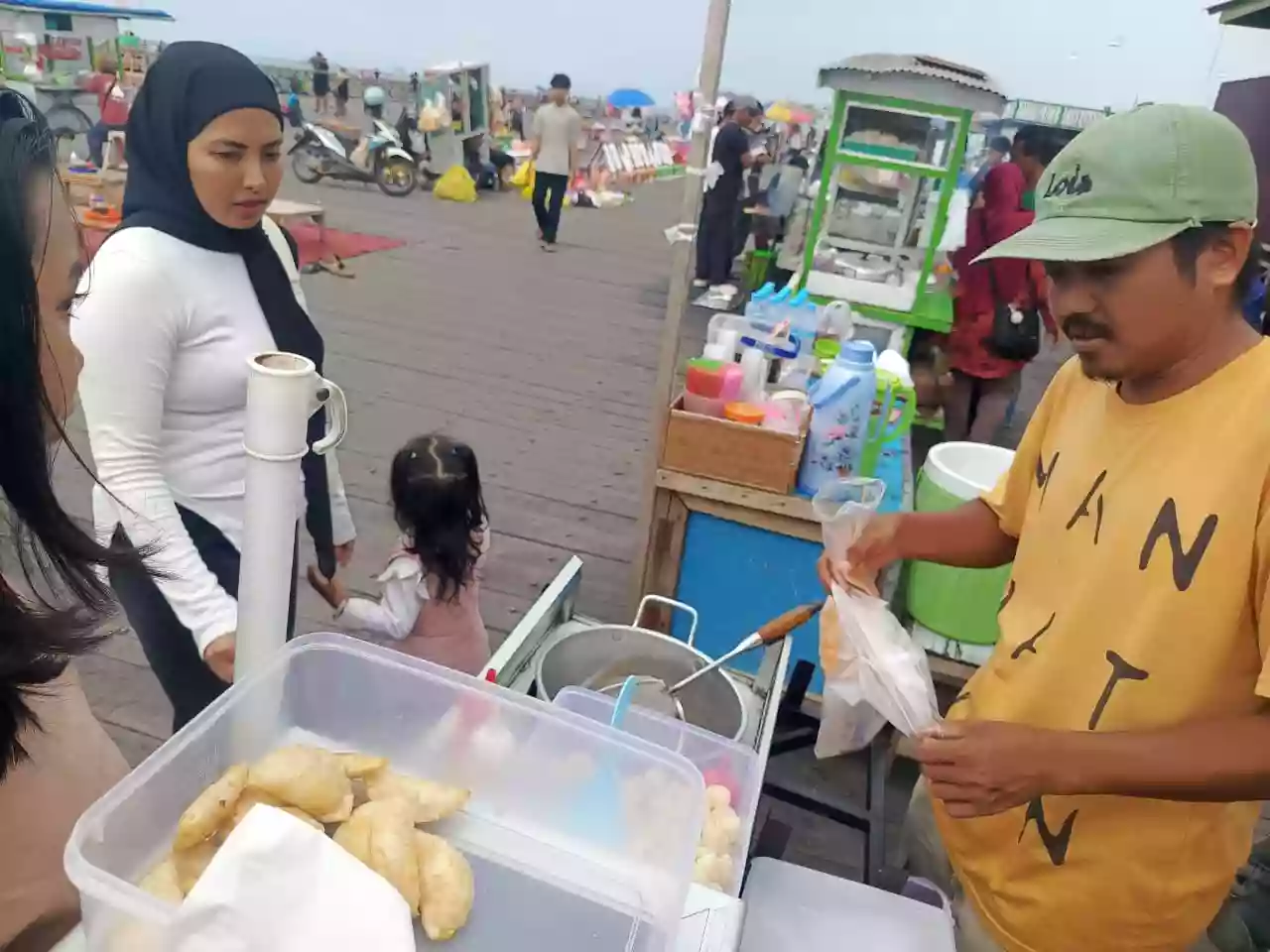 Dari Jual Cimol, Pedagang Bontang Kuala Ini Raup Pendapatan Rp 200 Ribu Per Hari