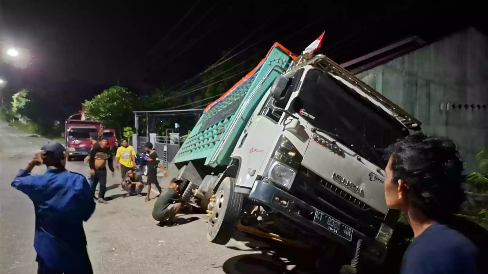 Sopir Mengantuk, Truk Ekspedisi Air Kemasan di Bontang Terperosok ke Selokan