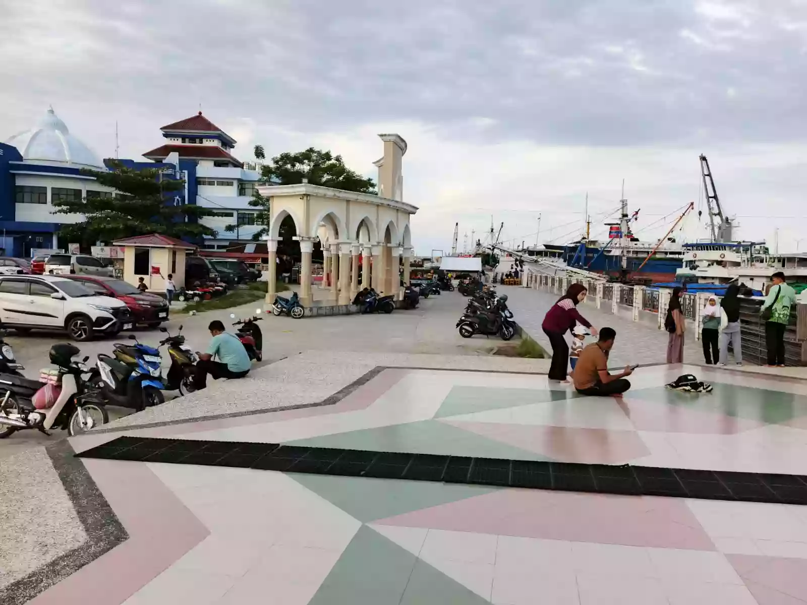 Ketua RT 02 Loktuan Ungkap Pelataran Masjid Terapung Tak Sekadar Jadi Lokasi Pacaran