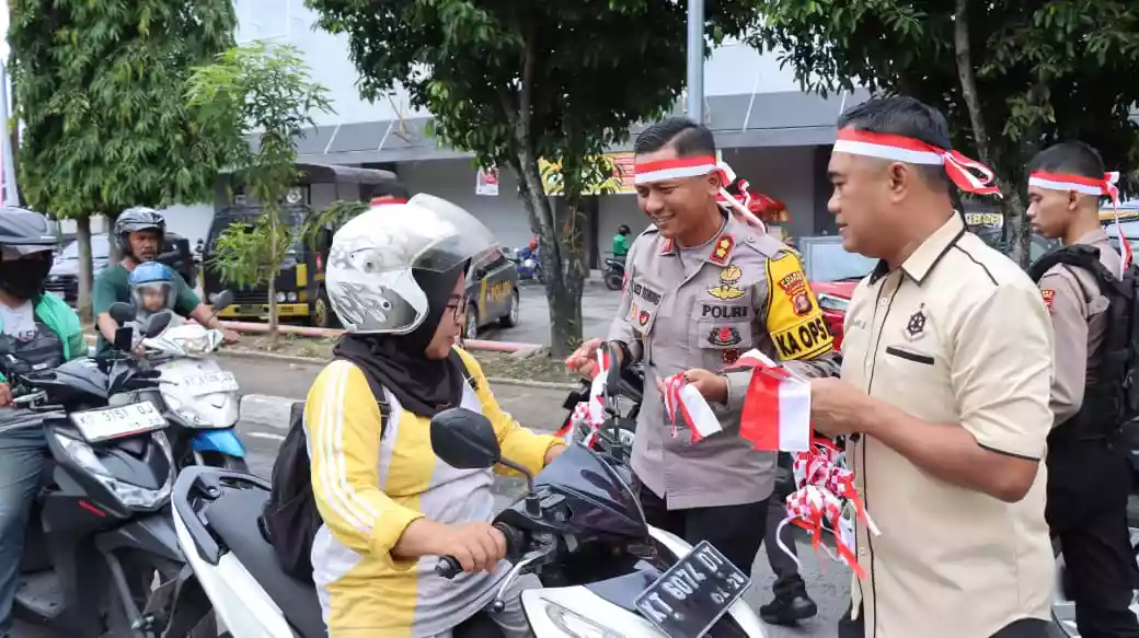 Menyambut HUT RI ke 79, Kapolres Bontang dan Jajaran Bagikan 1000 Pcs Bendera di Jalan