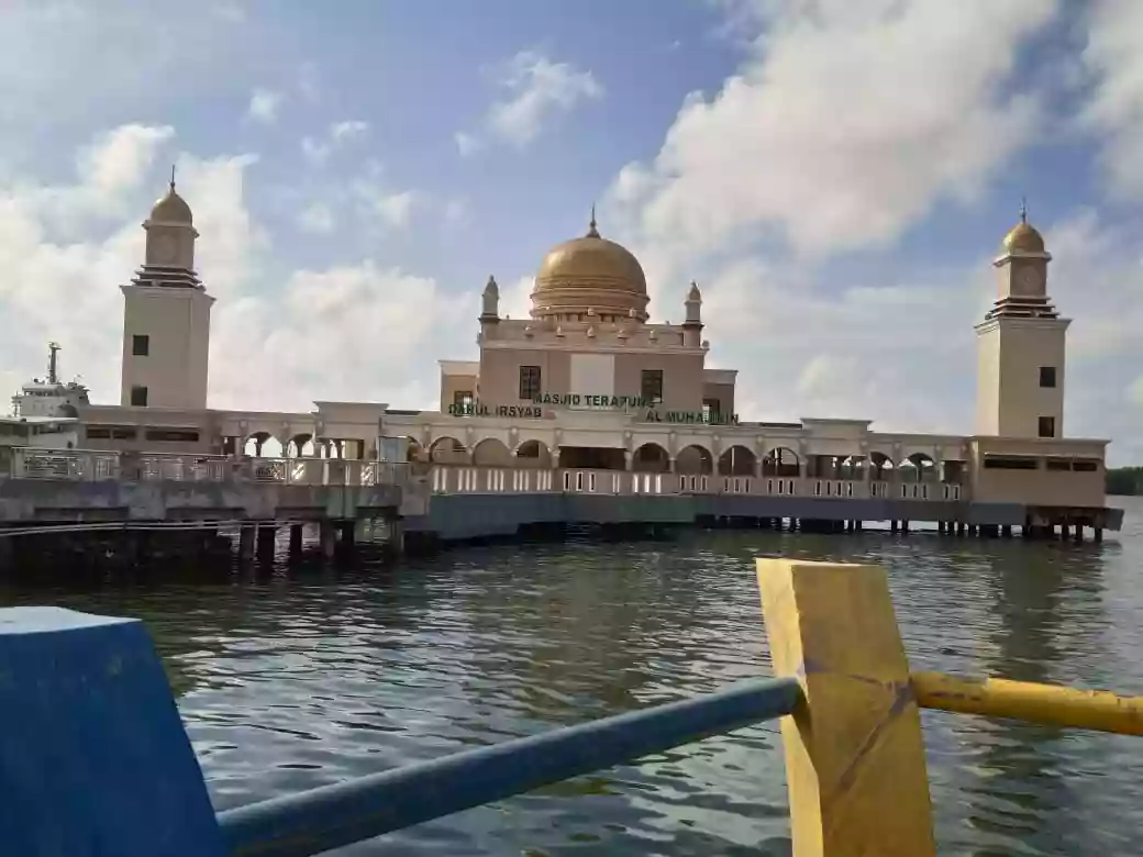 Sudah Ditegur, Pasangan Oknum Remaja Kembali Mojok di Pelataran Masjid Terapung