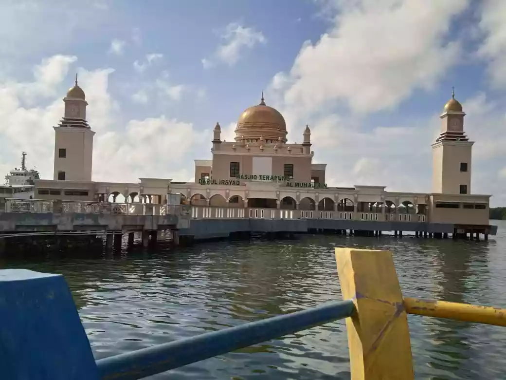 Sudah Ditegur, Pasangan Oknum Remaja Kembali Mojok di Pelataran Masjid Terapung