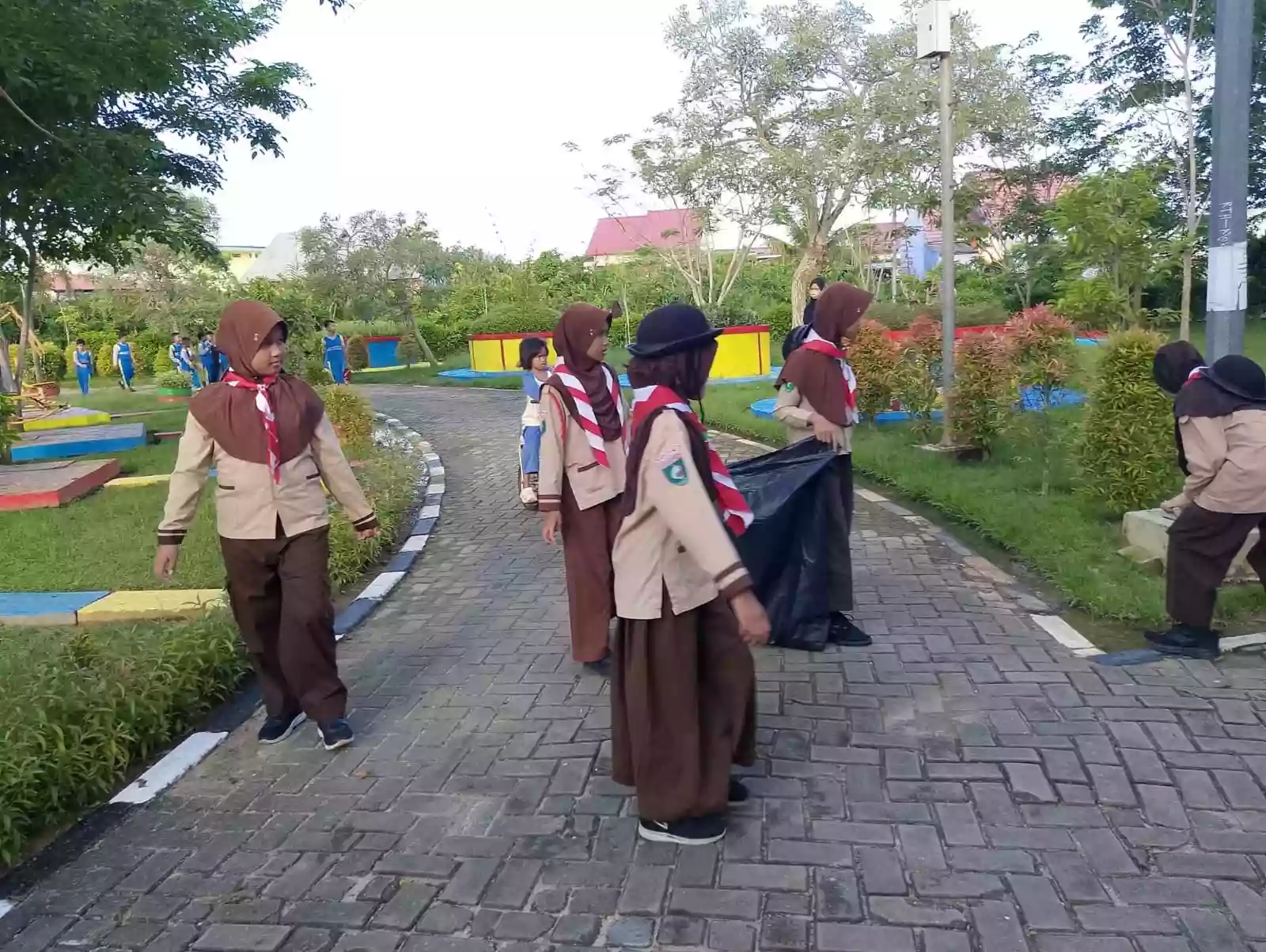 Siswa SDN 003 Bontang Utara Lakukan Aksi Bersih-Bersih di Taman Adipura