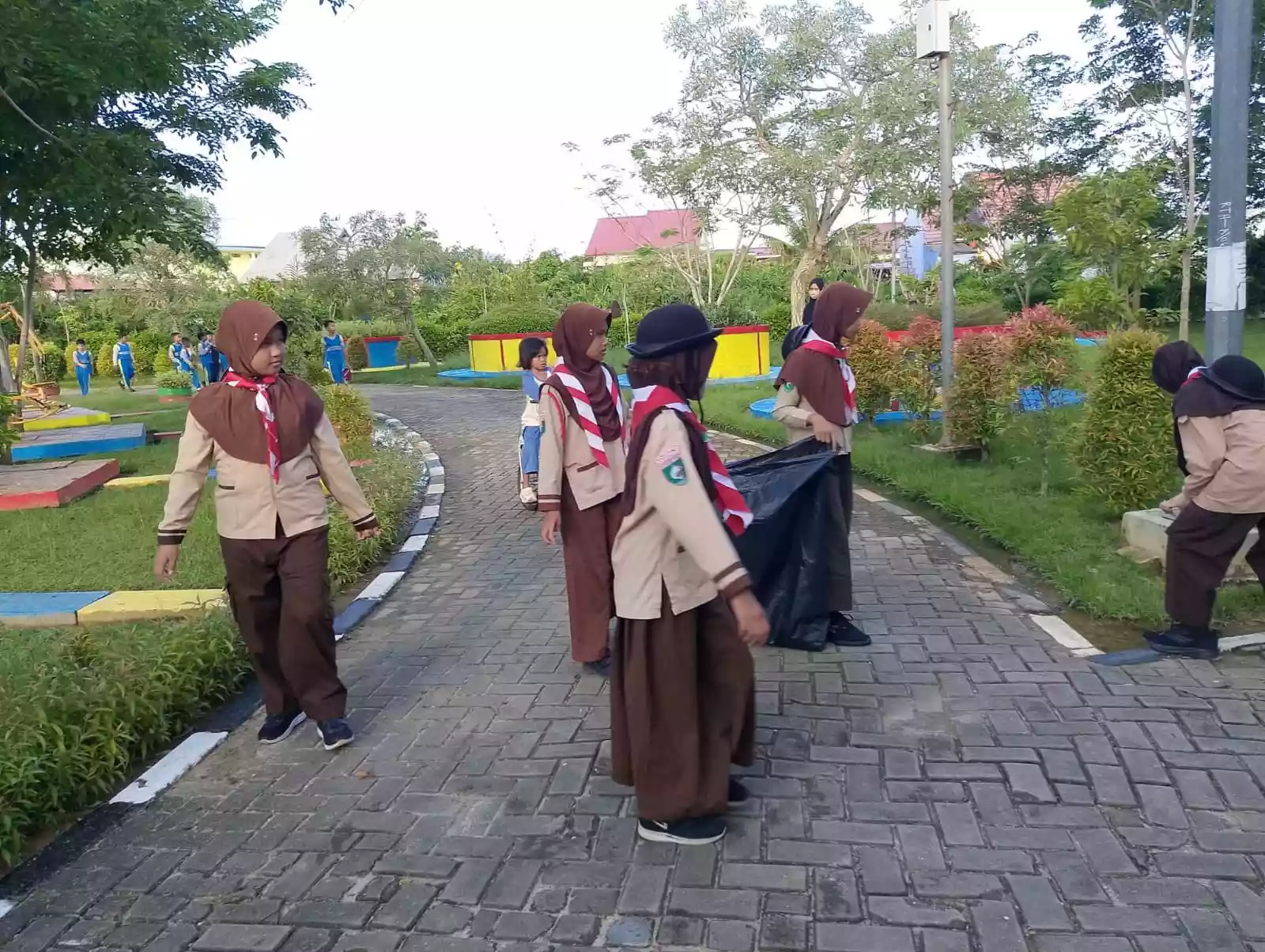 Siswa SDN 003 Bontang Utara Lakukan Aksi Bersih-Bersih di Taman Adipura