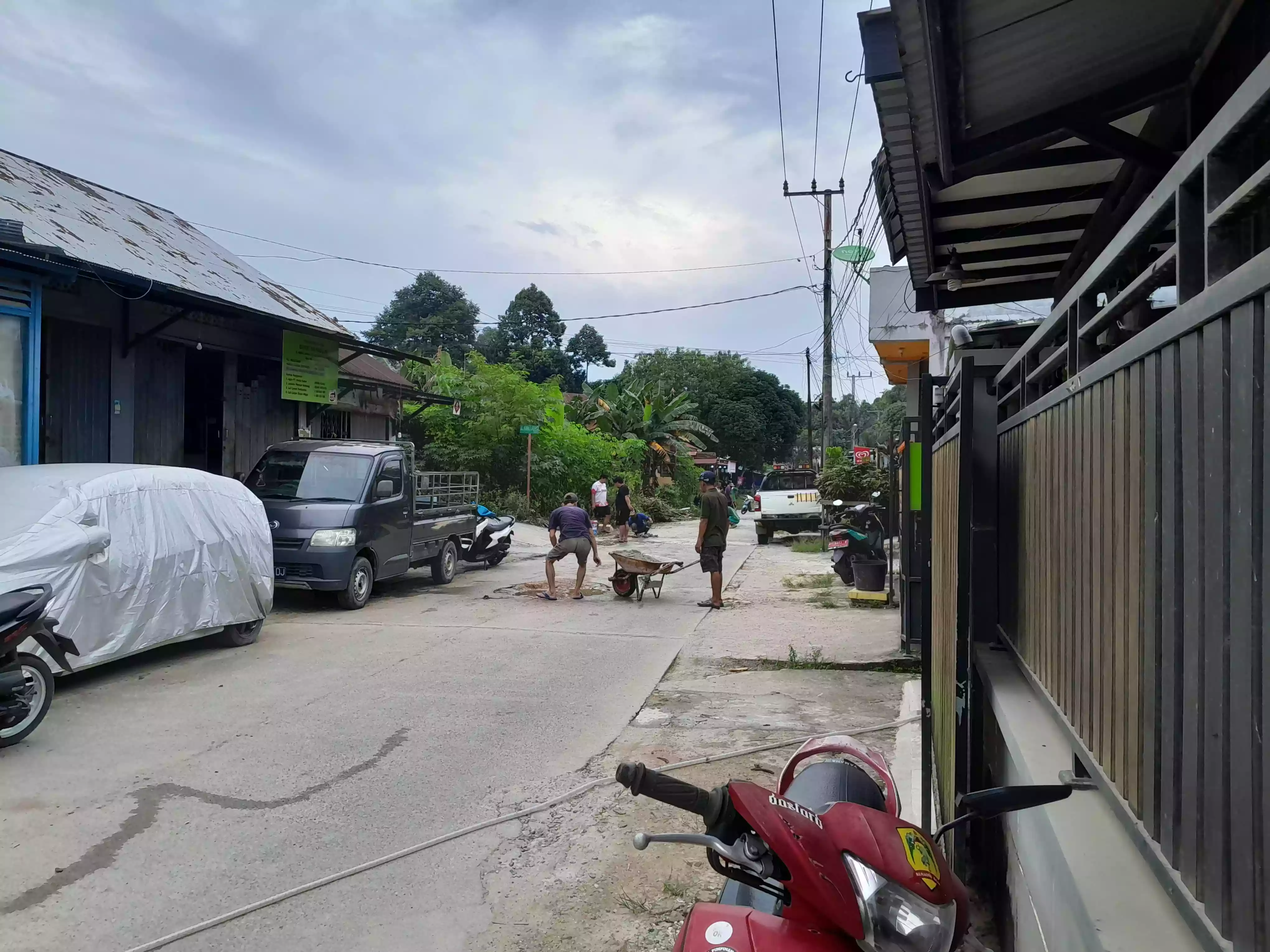 Warga RT 25 Loktuan Bontang Iuran Perbaiki Jalan