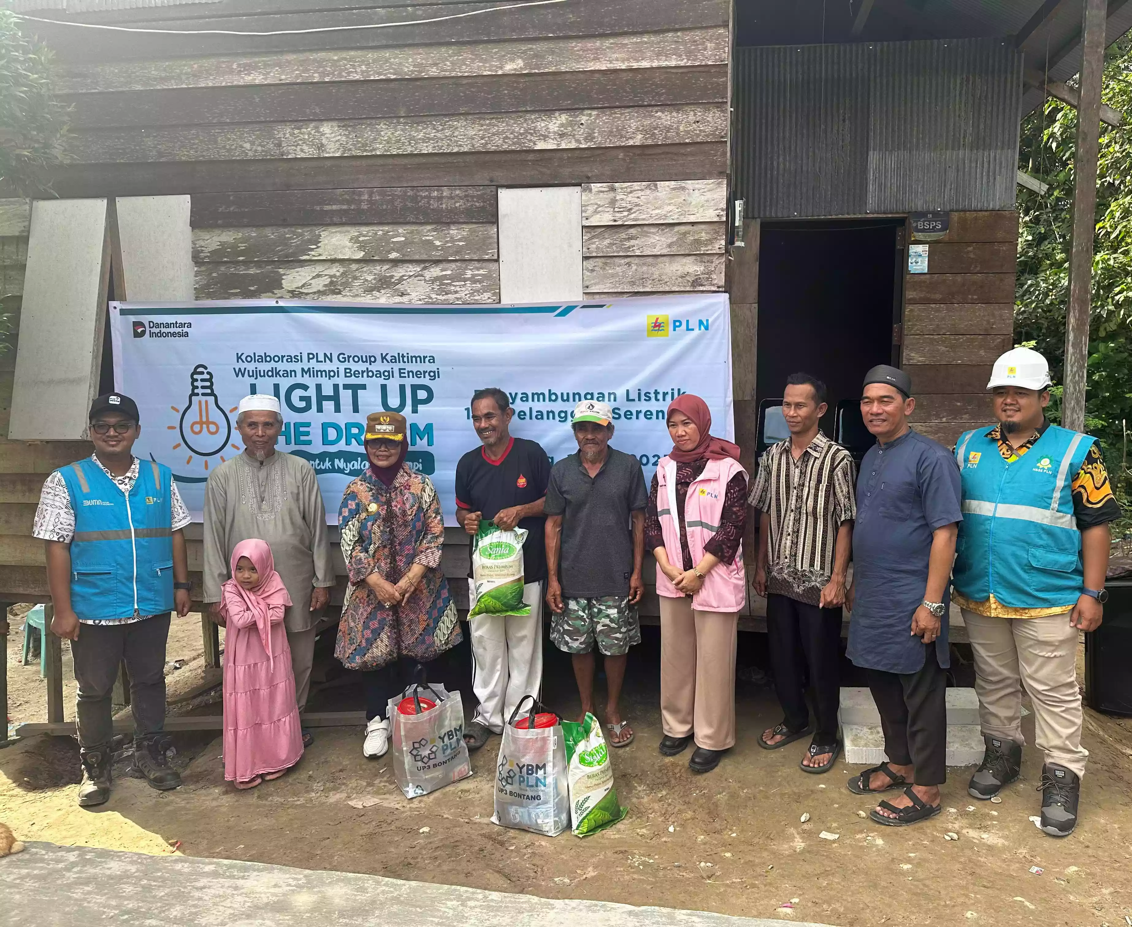 Pegawai PLN UP3 Bontang Menyalurkan Bantuan Penyambungan Listrik Gratis, 17 Rumah Dibidik