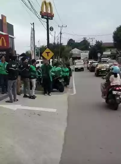 BREAKING NEWS: Puluhan Driver Ojol Bontang Geruduk Mie Gacoan