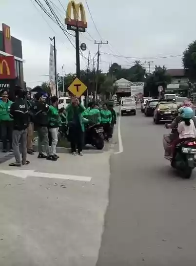 BREAKING NEWS: Puluhan Driver Ojol Bontang Geruduk Mie Gacoan