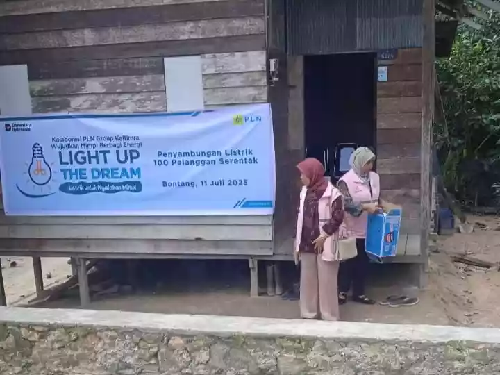Setelah Rumah Mereka Dialiri Listrik: Penerangan untuk Cucu yang Ingin Belajar (1)