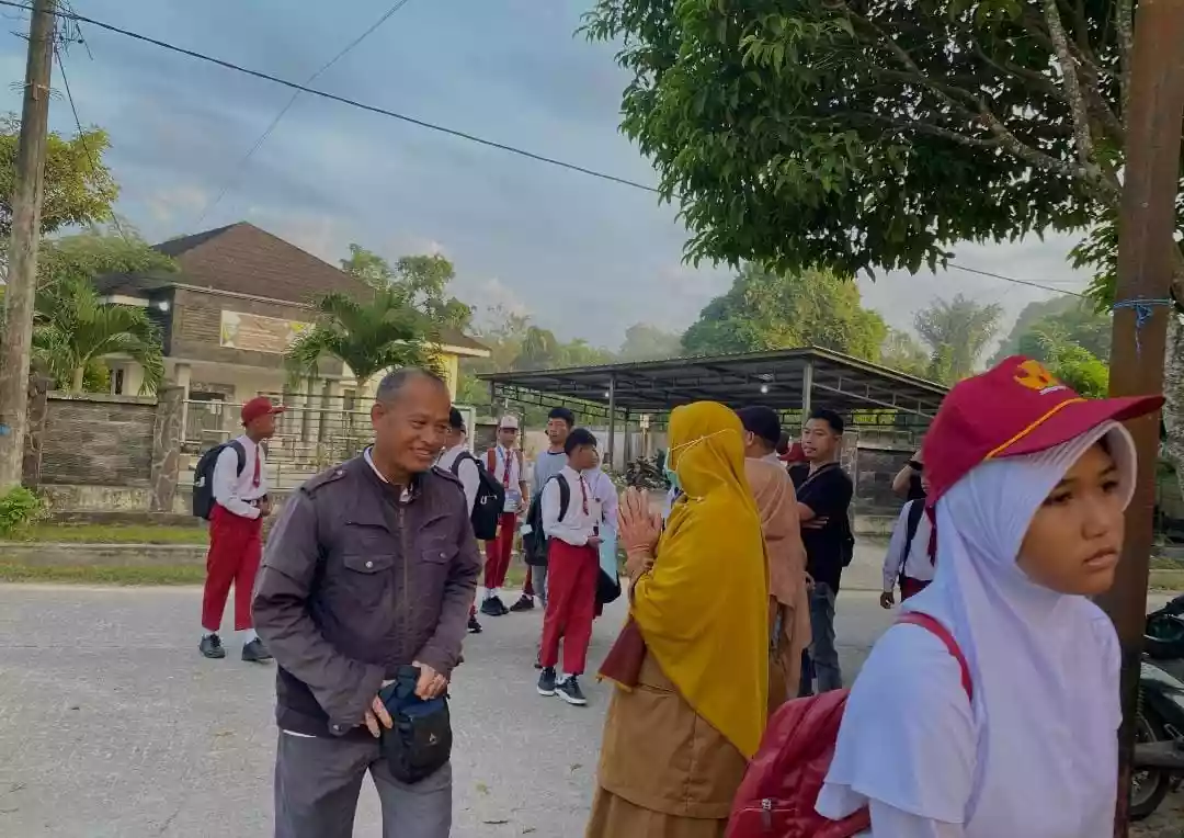 Hari Pertama Sekolah di SMPN 9 Bontang, Jalankan Gerakan Berangkat Sekolah Bersama Ayah
