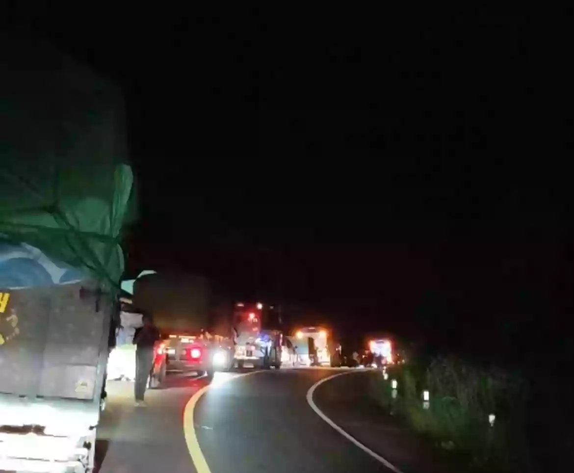 Sudah 2 Hari Jalan Poros Bontang - Sangatta Macet Gegara Truk Pengangkut Mobil Crane Terguling
