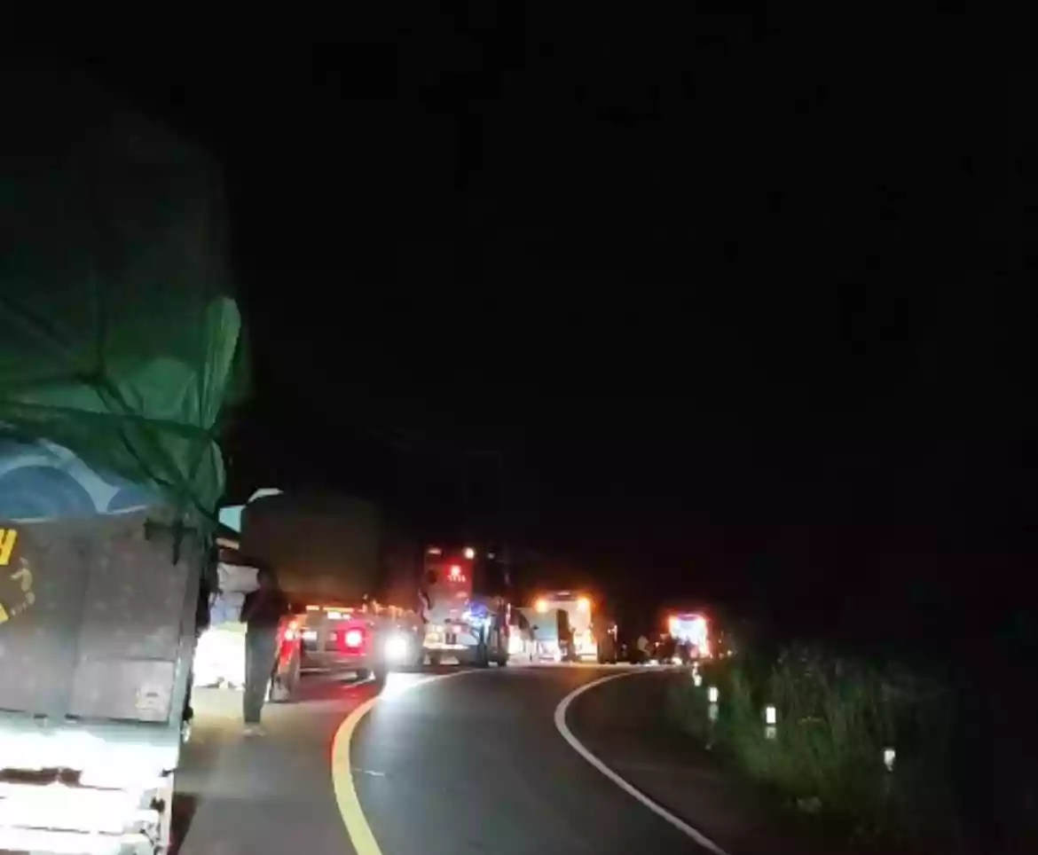 Sudah 2 Hari Jalan Poros Bontang - Sangatta Macet Gegara Truk Pengangkut Mobil Crane Terguling