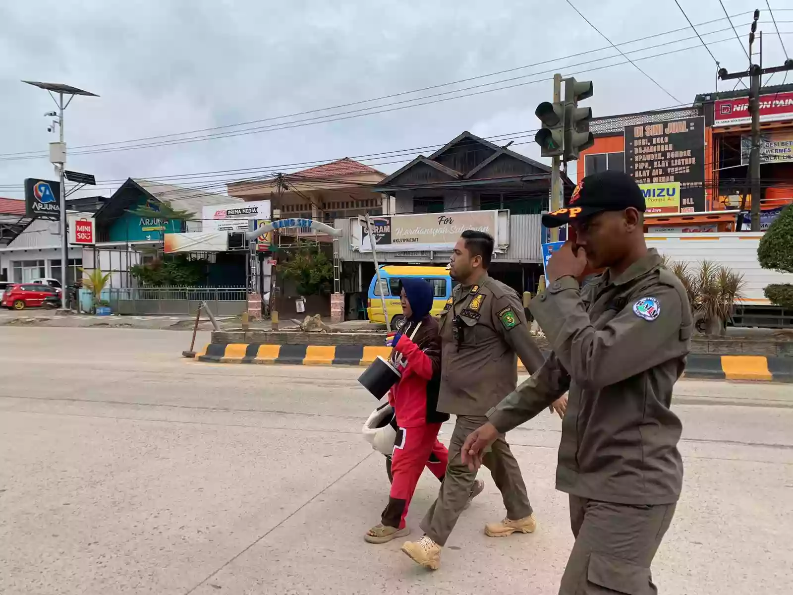 Dua Badut Jalanan Ditangkap Satpol PP Kutim, Salah Satunya Perempuan