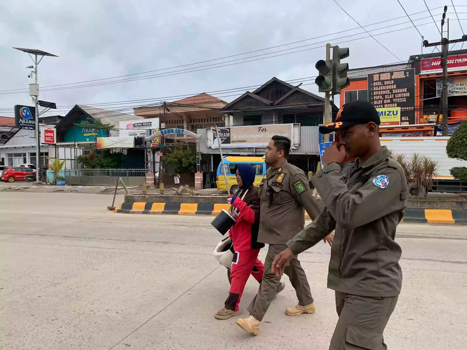 Dua Badut Jalanan Ditangkap Satpol PP Kutim, Salah Satunya Perempuan