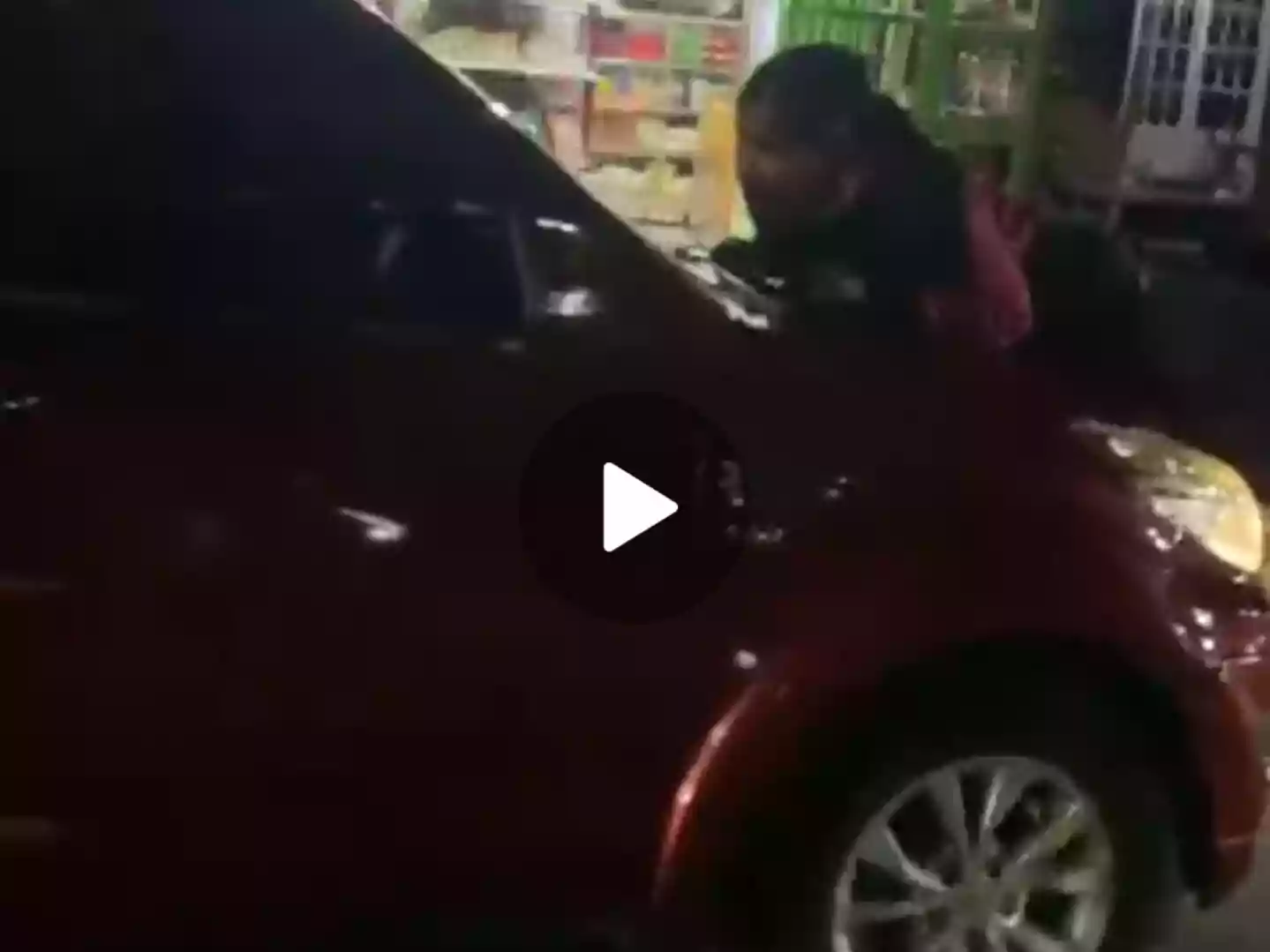 BREAKING NEWS: Suami Diduga Ketahuan Selingkuh, IRT di Bontang Ini Nekat Naik Kap Mobil